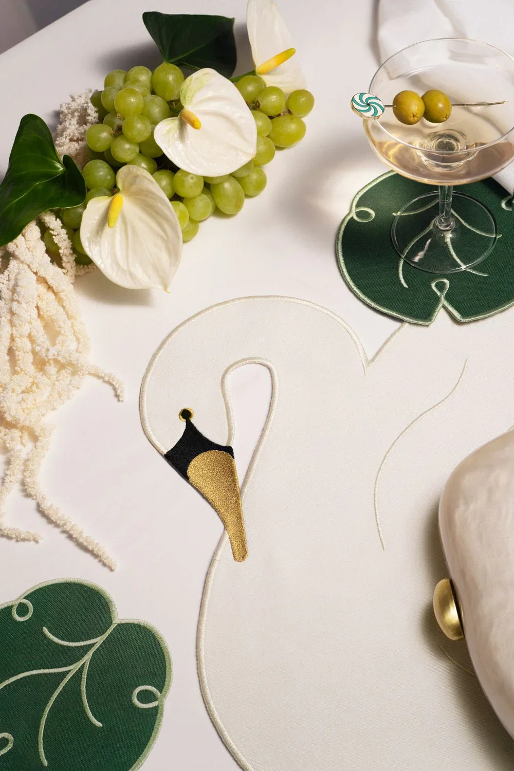 swan-placemat-set-of-2-3063972_1400x.webp
