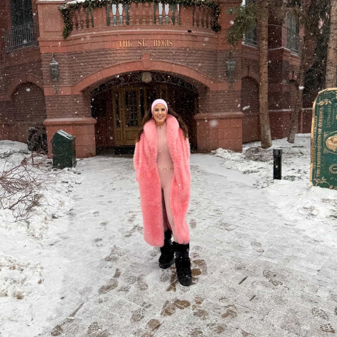 Bronzed even in the coldest conditions 🔥 

Tans make a trip so much better, it just the facts. @amberlynncarroll knows this all too well. She&rsquo;s always rocking her HAZE tan so so well. 

#knoxvilletn #knoxvillespraytan #customtan #spraytan