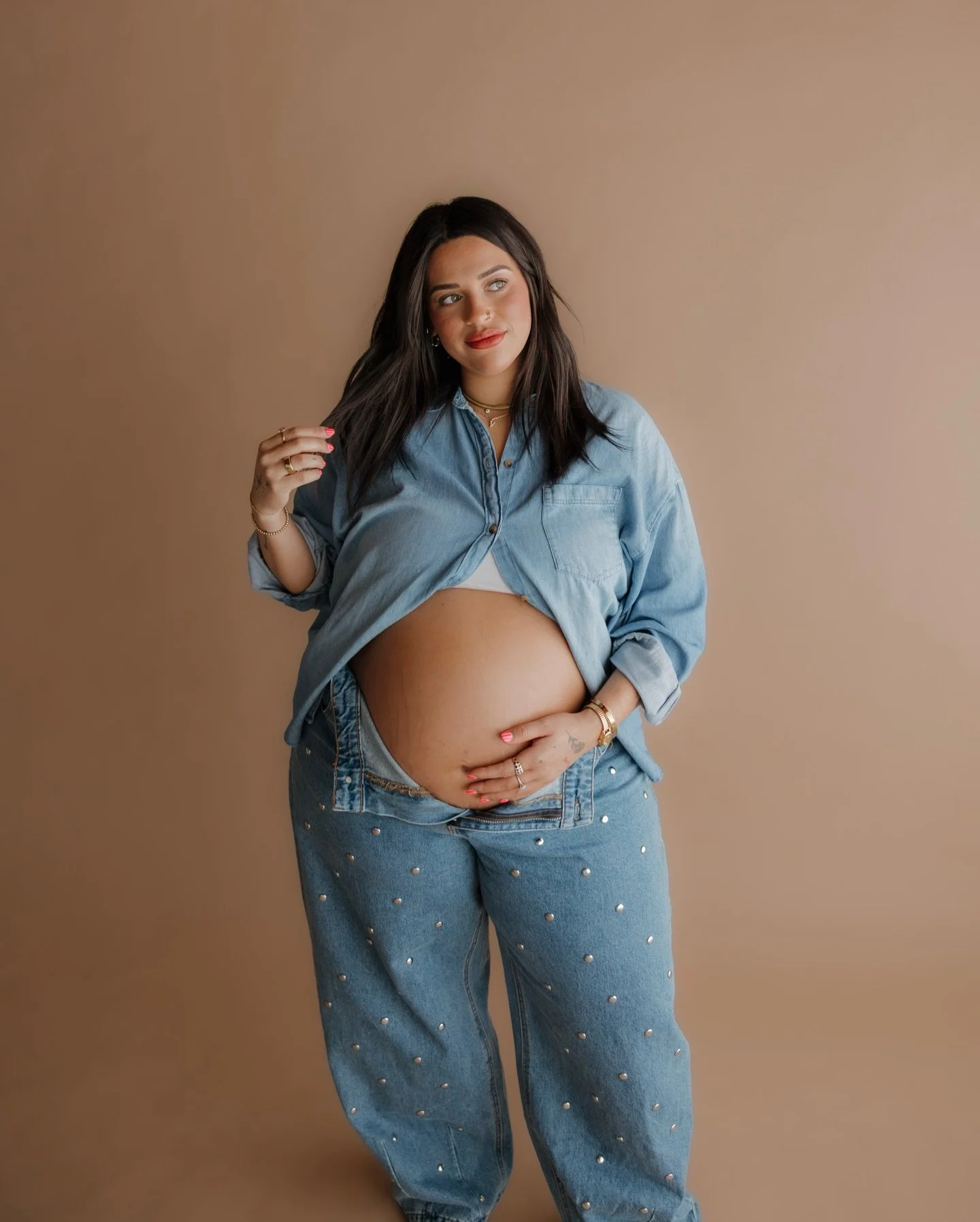 &ldquo;Can you spray tan while pregnant?&rdquo; 🤎

I get asked this question all the time! What better time to talk about it than now &mdash; right after I sprayed my best girl for her beautiful maternity photos.

Spray tans use DHA, which reacts wi