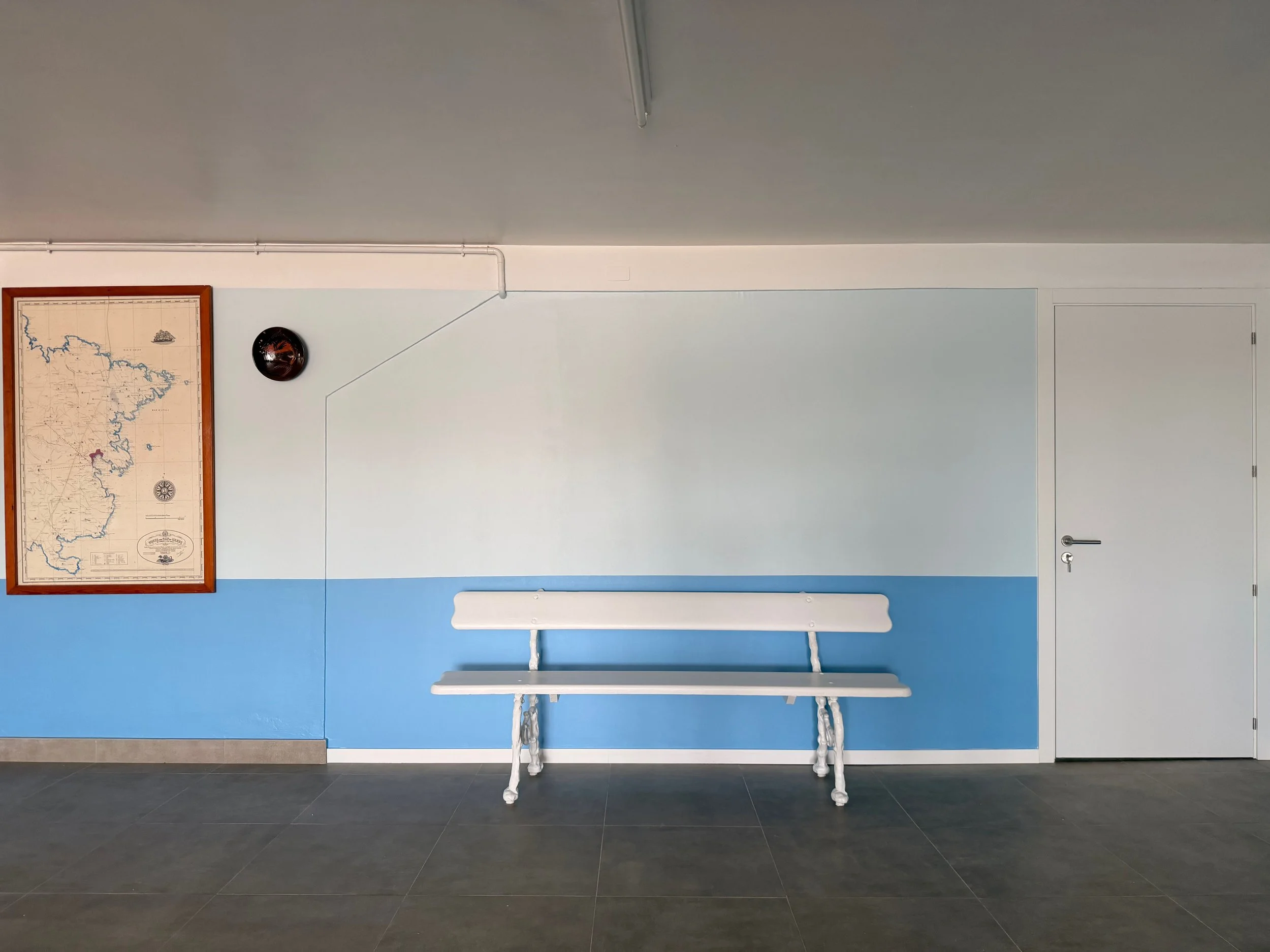 Garaje en Ca la Nuri - Cadaqués, con mucho espacio para aparcar hasta 5 coches, almacén, taller de bricolaje, y elementos de decoración marinos. 