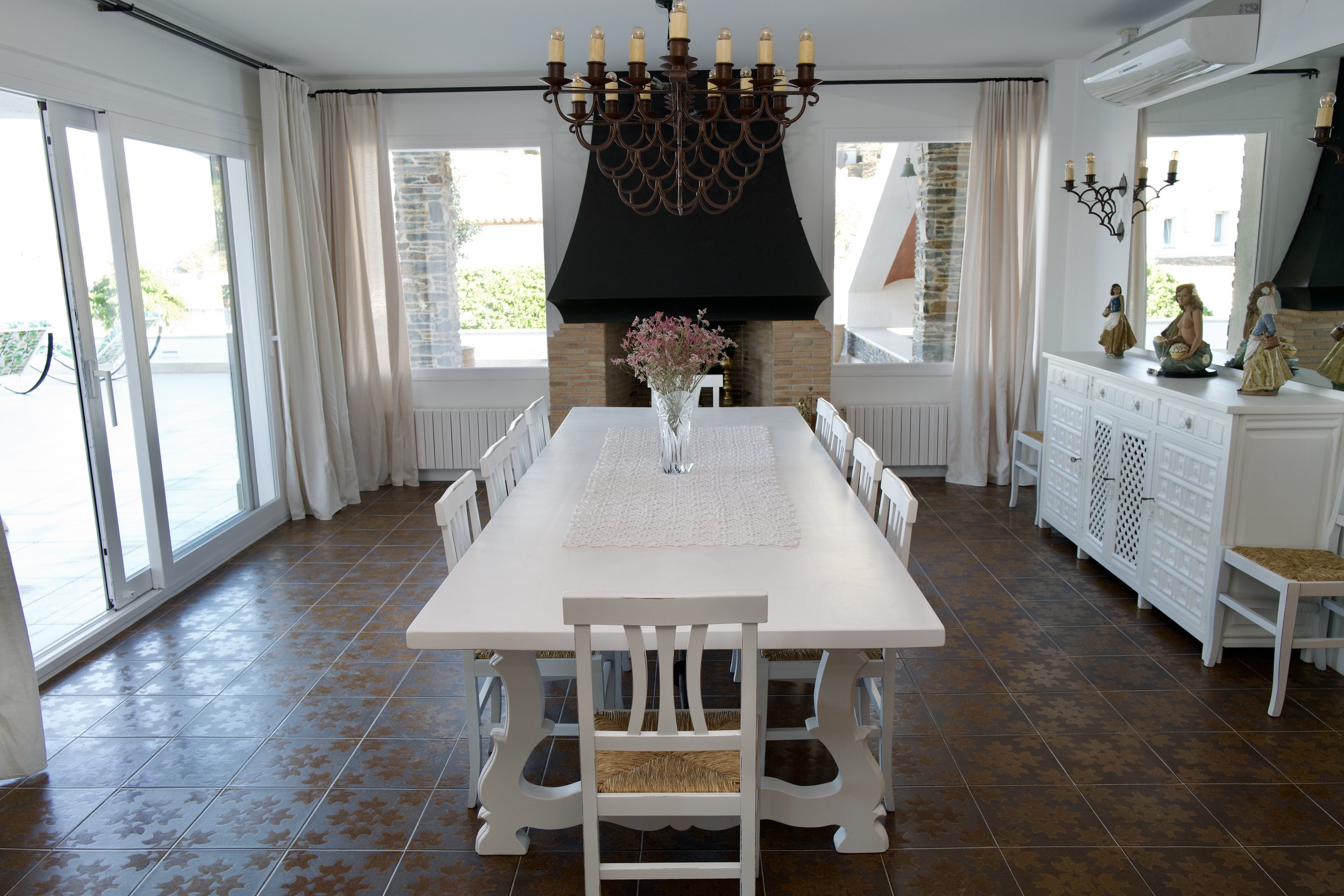 Gran mesa en el comedor de la exclusiva casa de alquiler Ca la Nuri en la playa del Llané en el pueblo de Cadaqués.