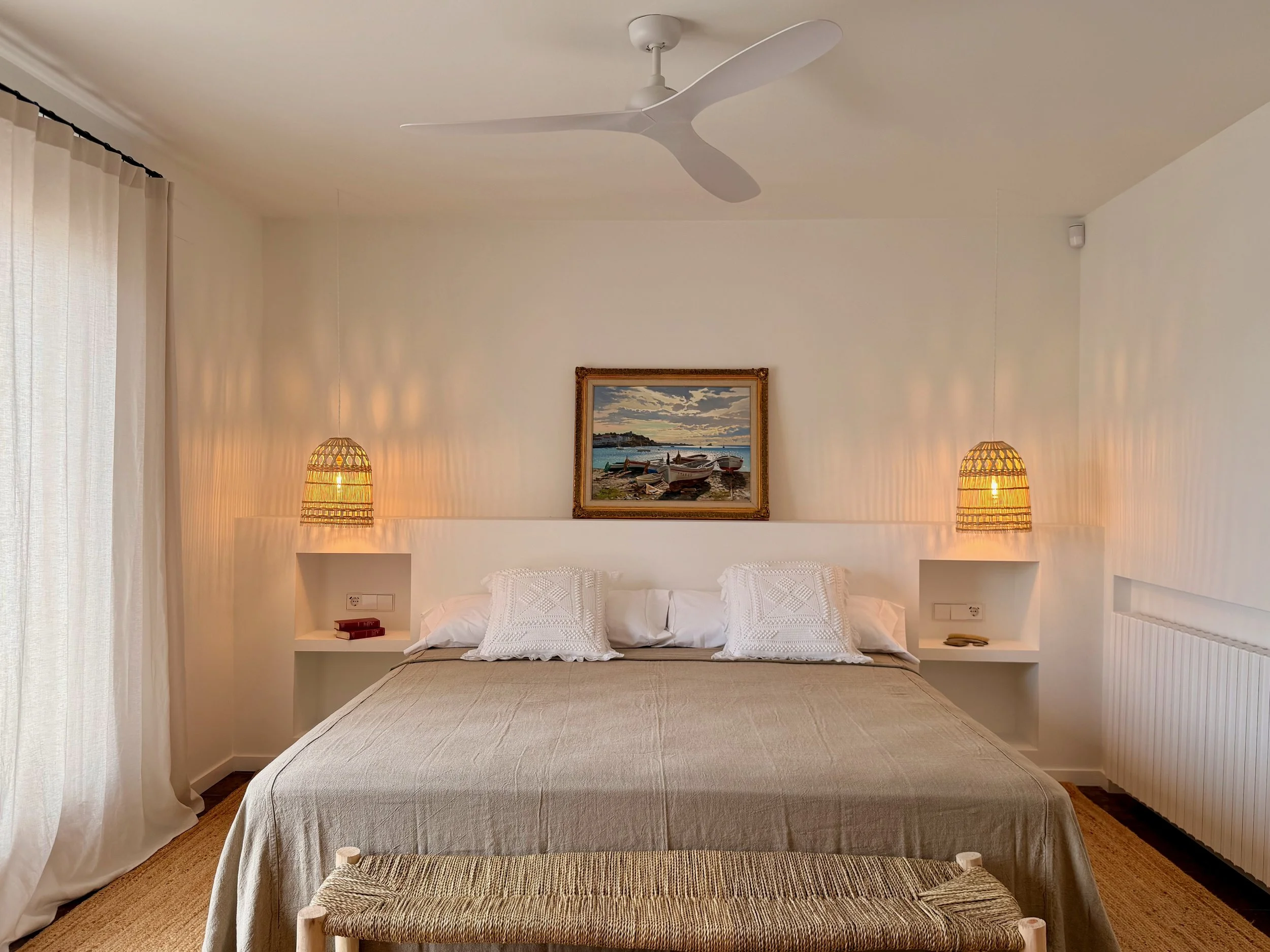 Habitación con cama muy grande decorada con estilo en la Casa de alquiler Ca la Nuri Cadaqués