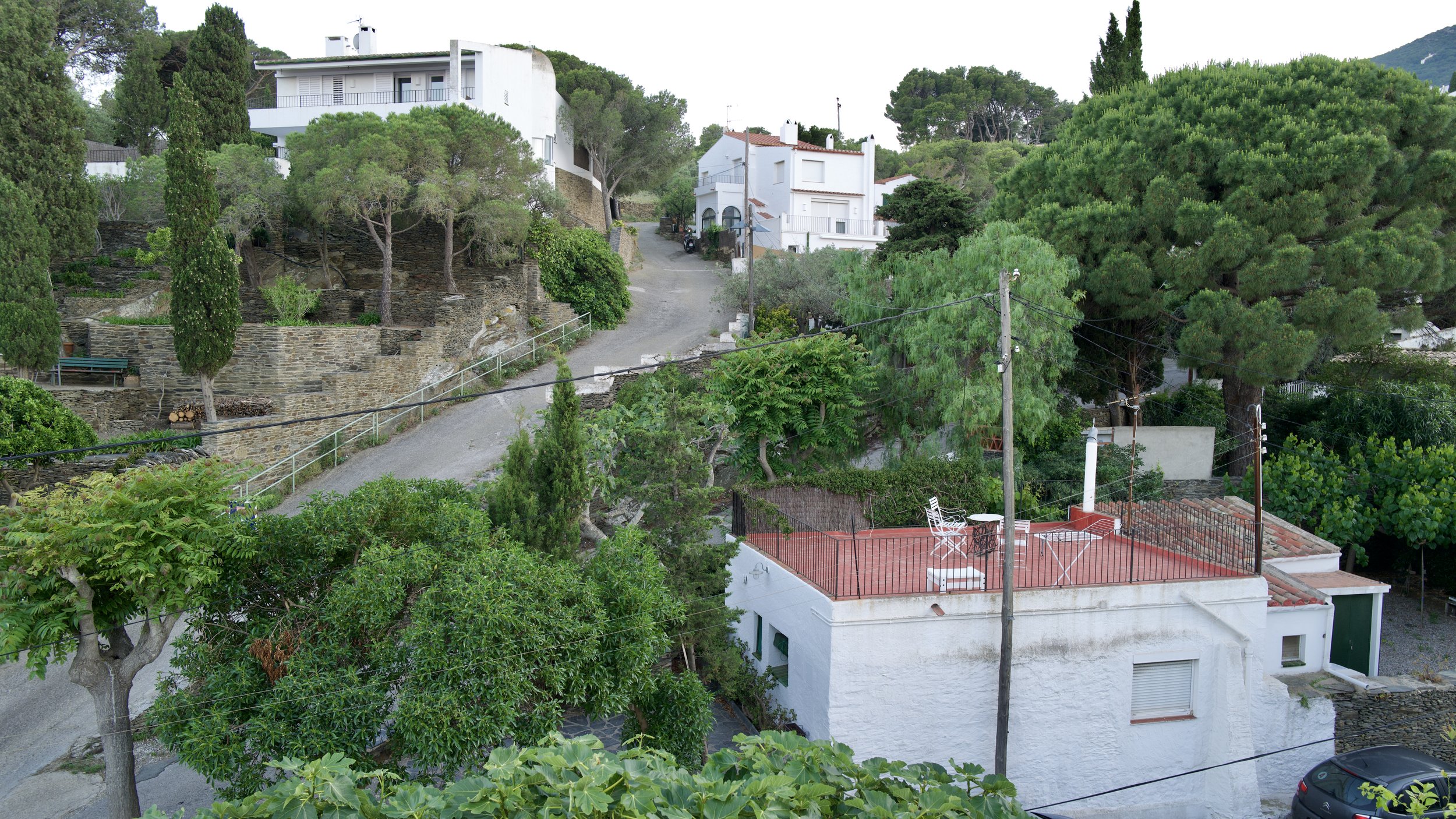Habitación doble exclusiva en la casa de alquiler a primera linea de mar. Ca la Nuri Cadaqués. Dispone de una terraza con vistas a la montaña y al mar. 