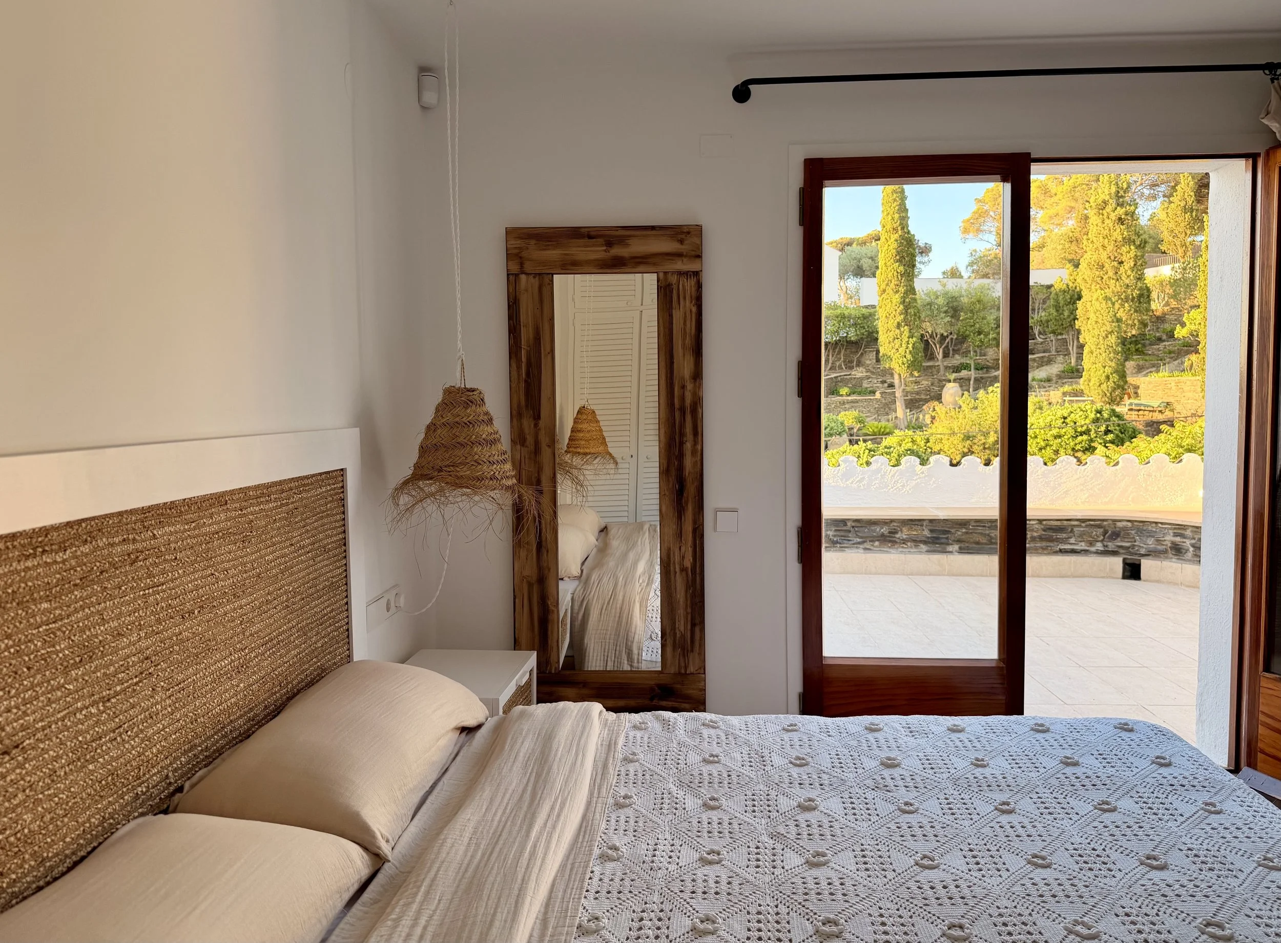 Habitación doble exclusiva en la casa de alquiler a primera linea de mar. Ca la Nuri Cadaqués. Dispone de una terraza con vistas a la montaña y al mar. 