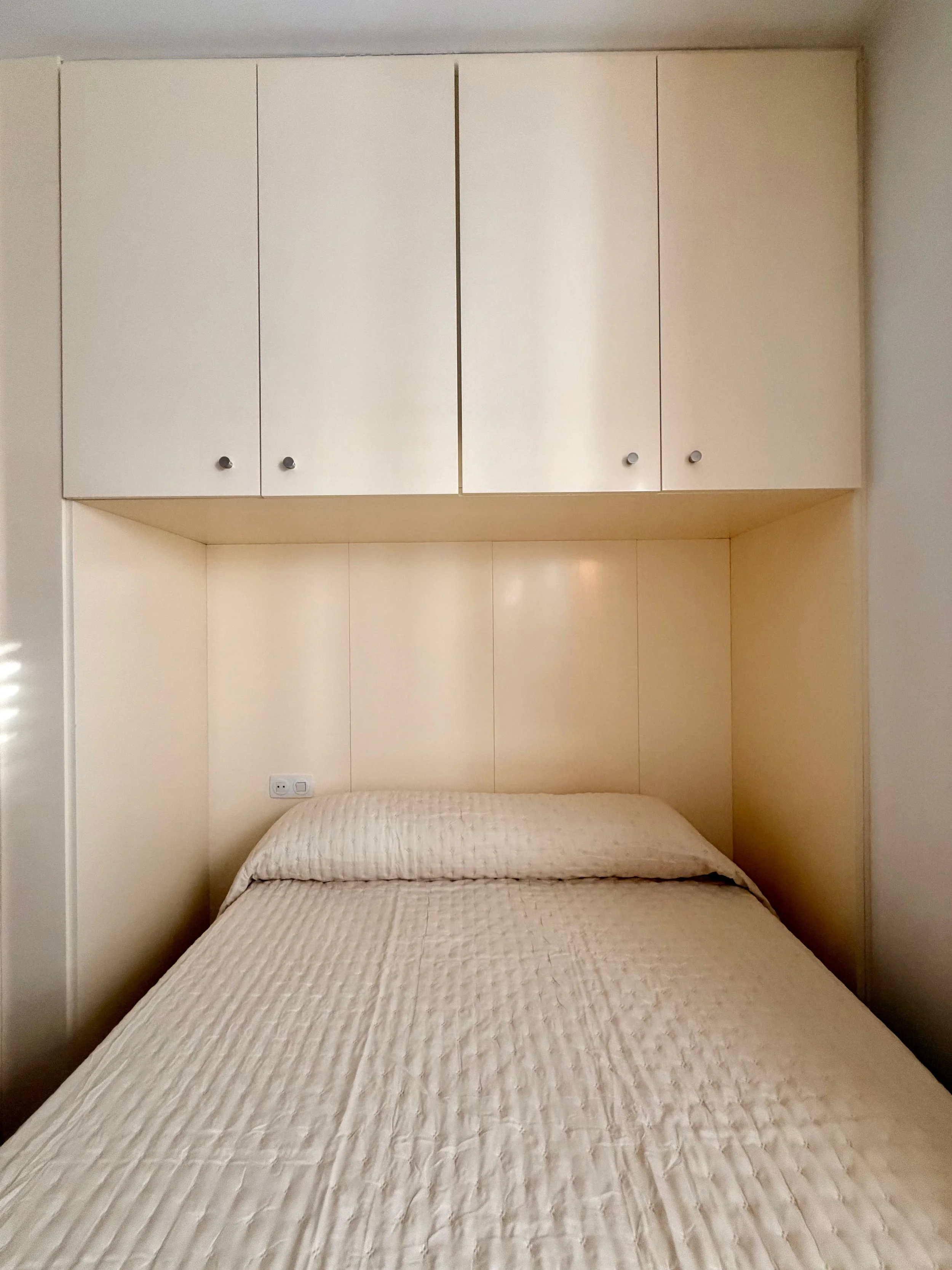 Habitación doble con baño propio en Ca la Nuri - Cadaqués. Vistas al jardín interior. Cerca de la cocina y areas de servicio.