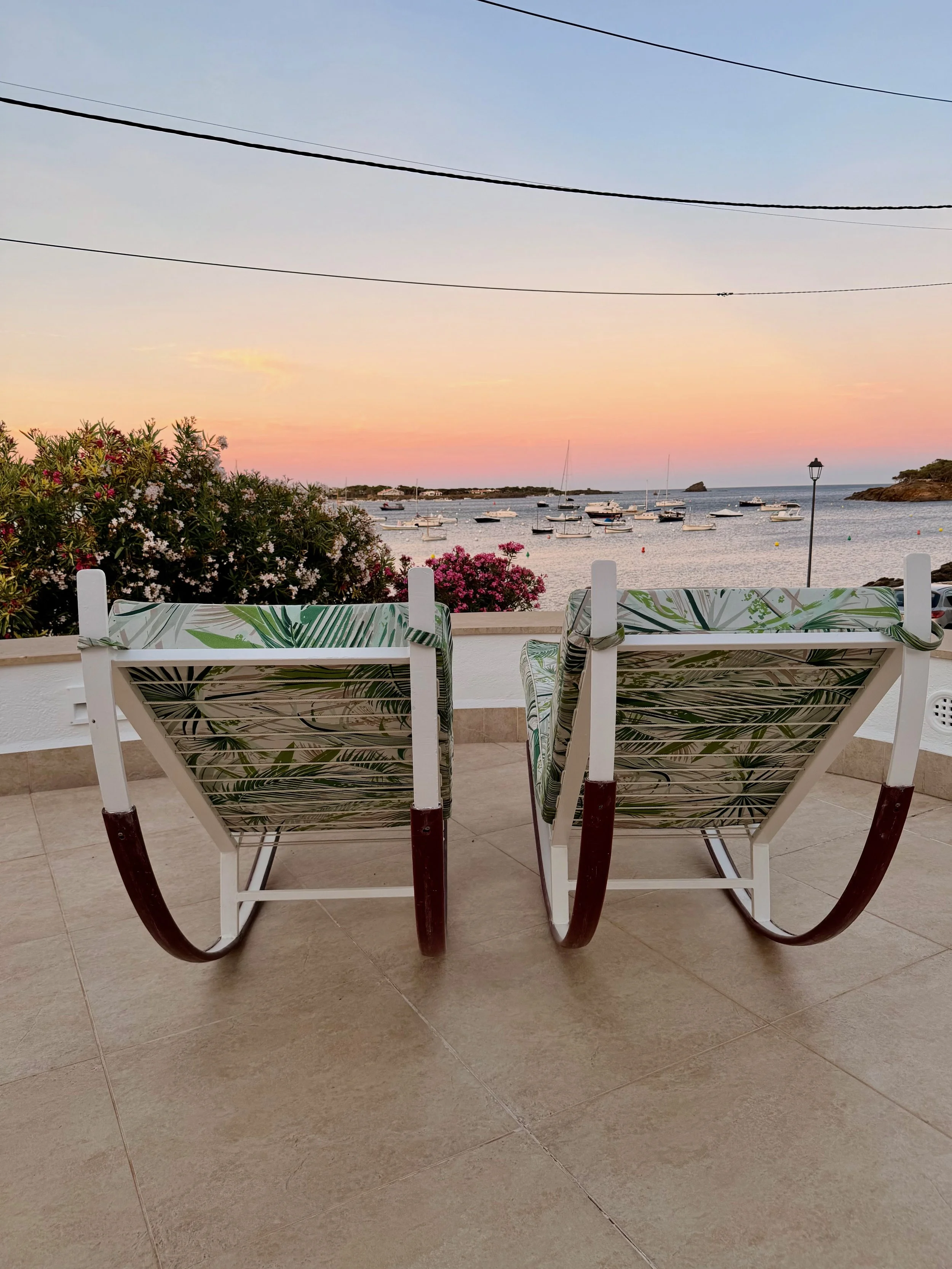 Disfruta de estas vistas exclusivas al anochecer desde estas hamacas únicas,en la espectacular terraza de la exclusiva casa de alquiler Ca la Nuri Cadaqués. 