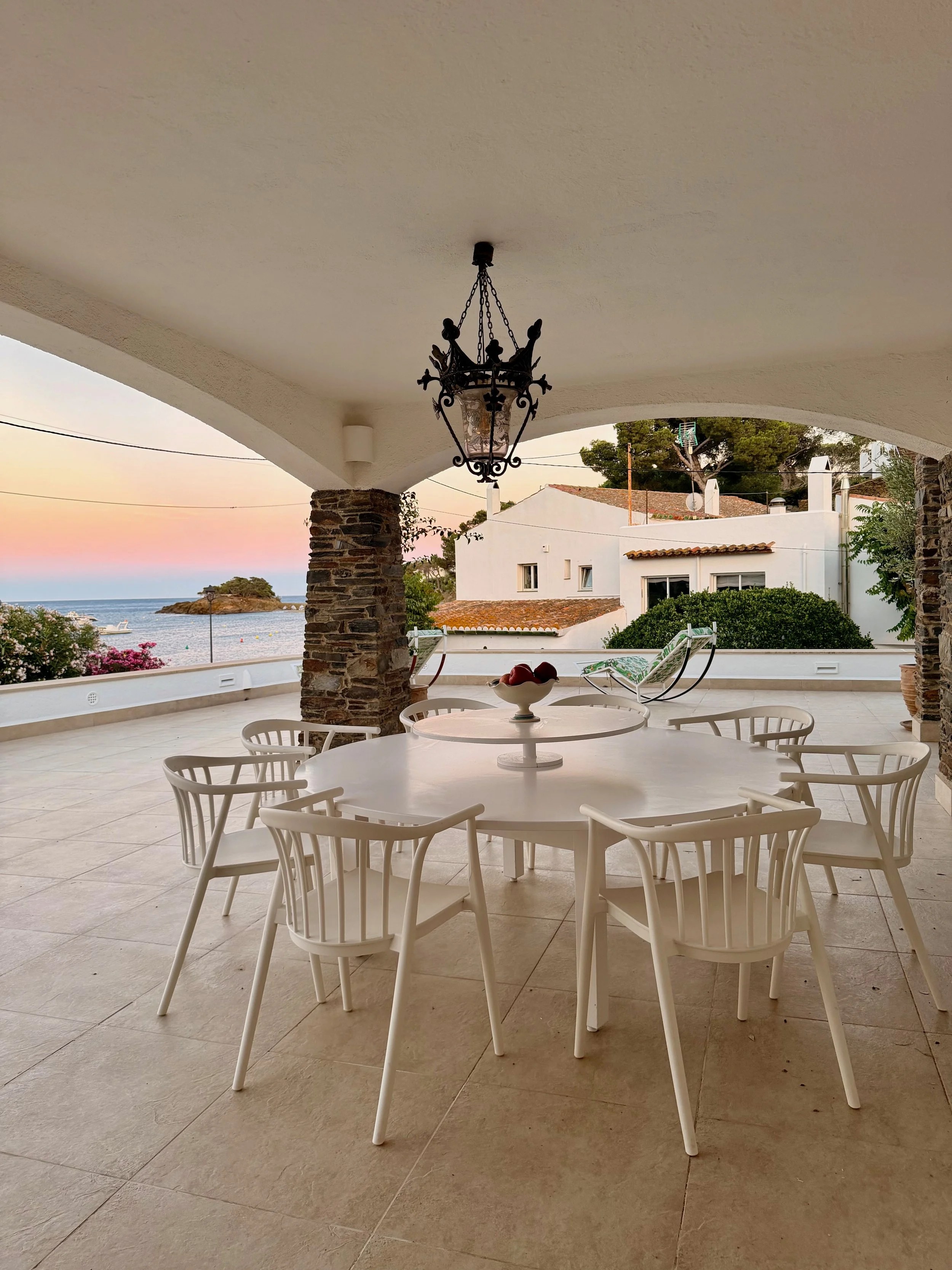 Puesta de sol en el porche comedor de la terraza con espectaculares vistas al mar en la casa de alquiler Ca la Nuri Cadaqués