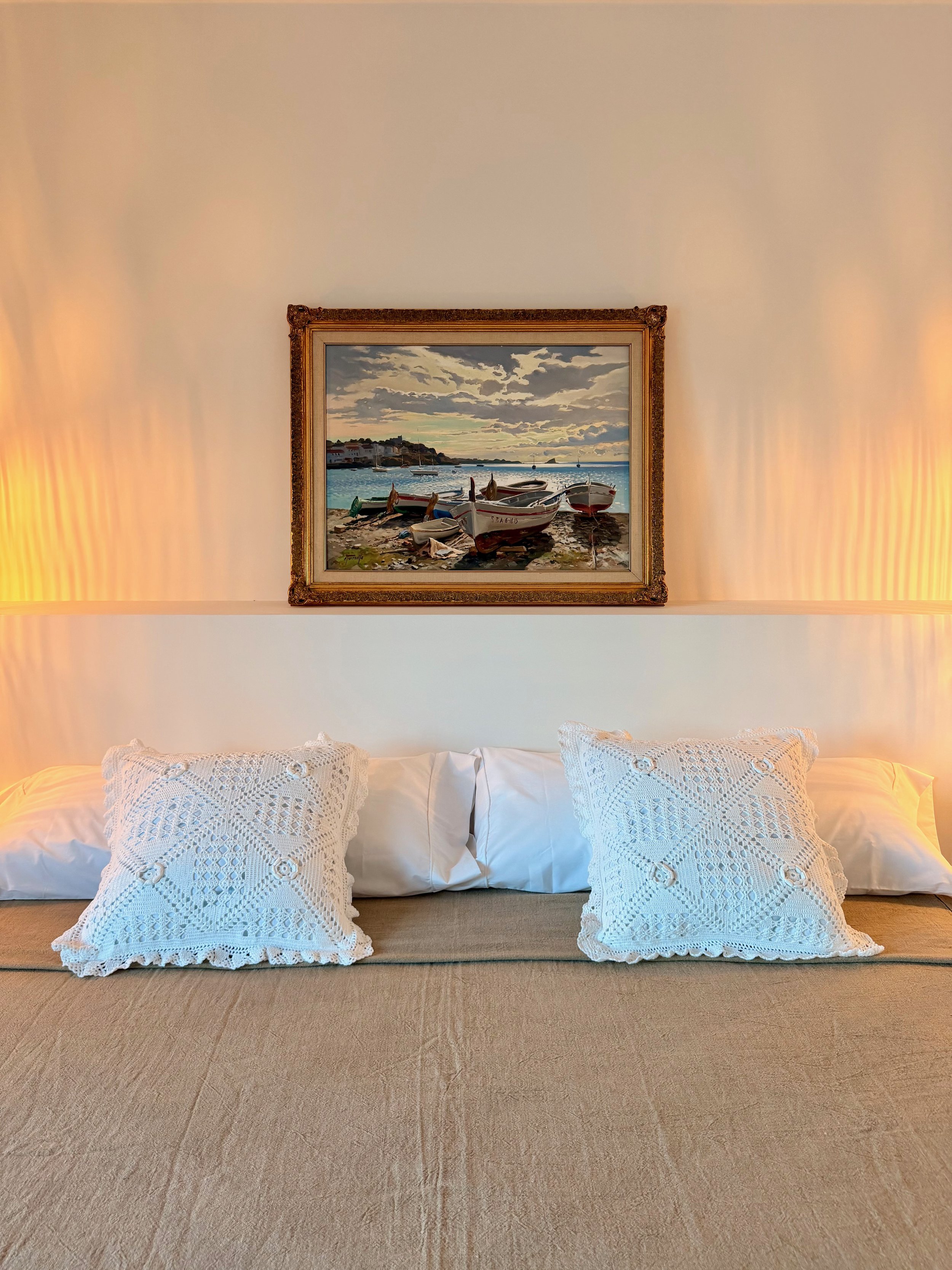 Cuadro de Cadaqués en la habitación exclusiva y con mucho encanto en la casa de alquiler  Ca la Nuri - Cadaqués.