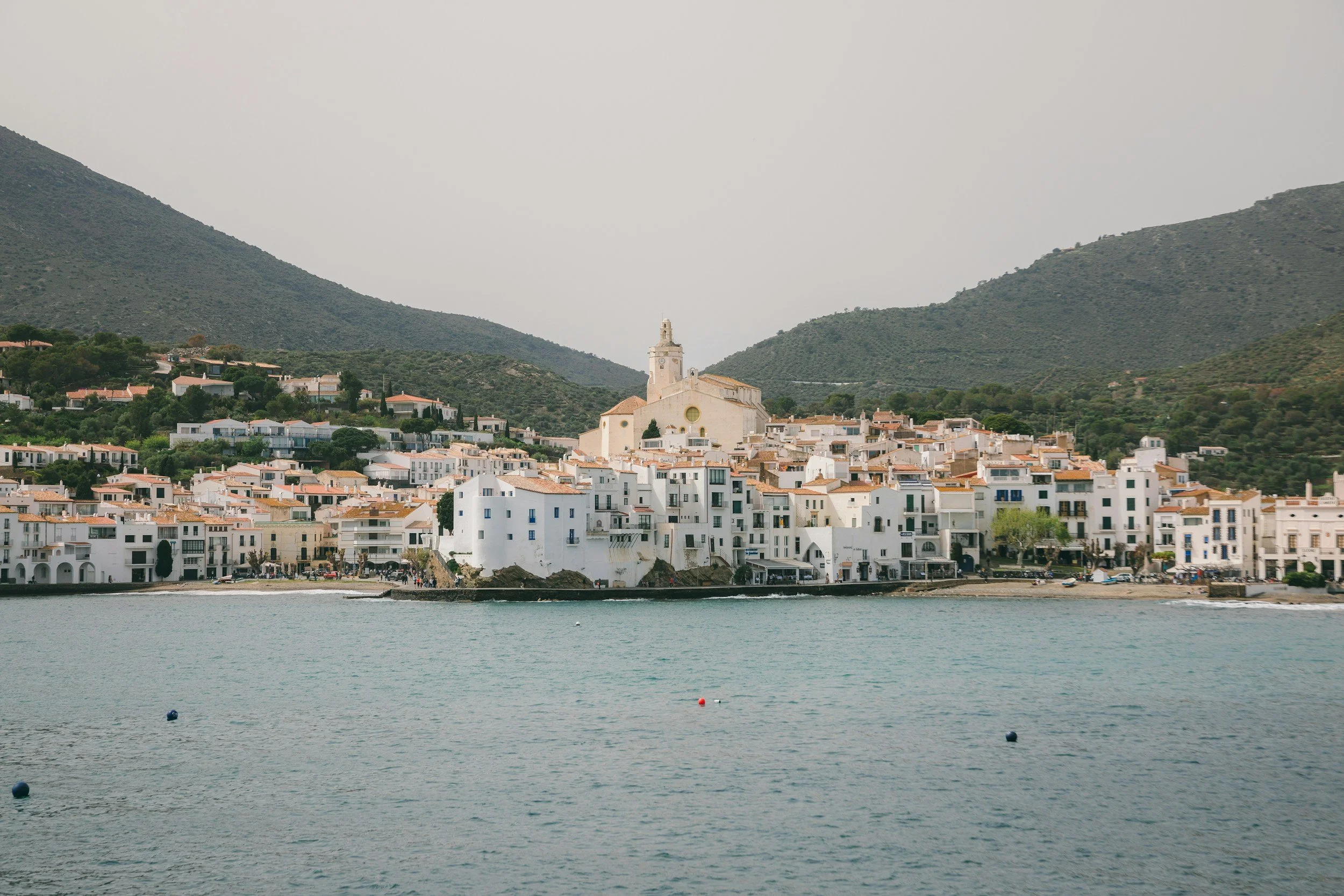 Cadaqués desde el mar, una imagen espectacular de este pueblo pintoresco.