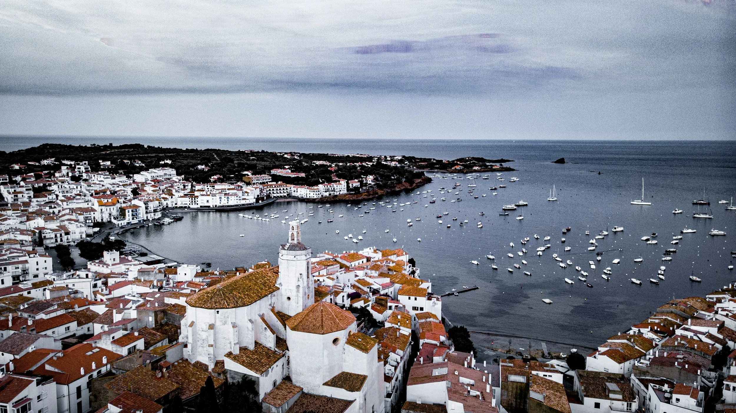 Cadaqués, una pueblo genuino y unico en donde hay la exclusiva casa de alquiler Ca la Nuri.