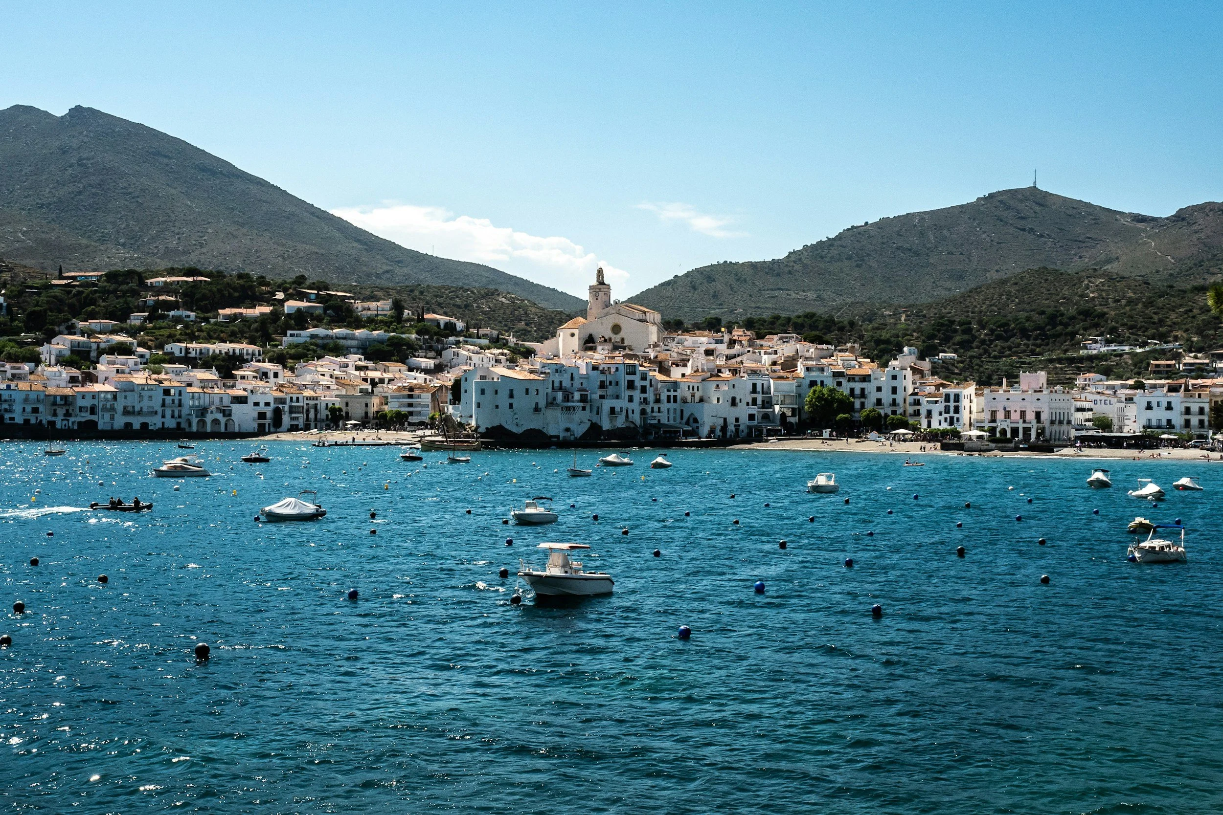 Cadaqués desde el mar, una imagen única de un pueblo genuino y pintoresco. Puedes alojarte en la lujosa casa de alquiler Ca la Nuri Cadaqués
