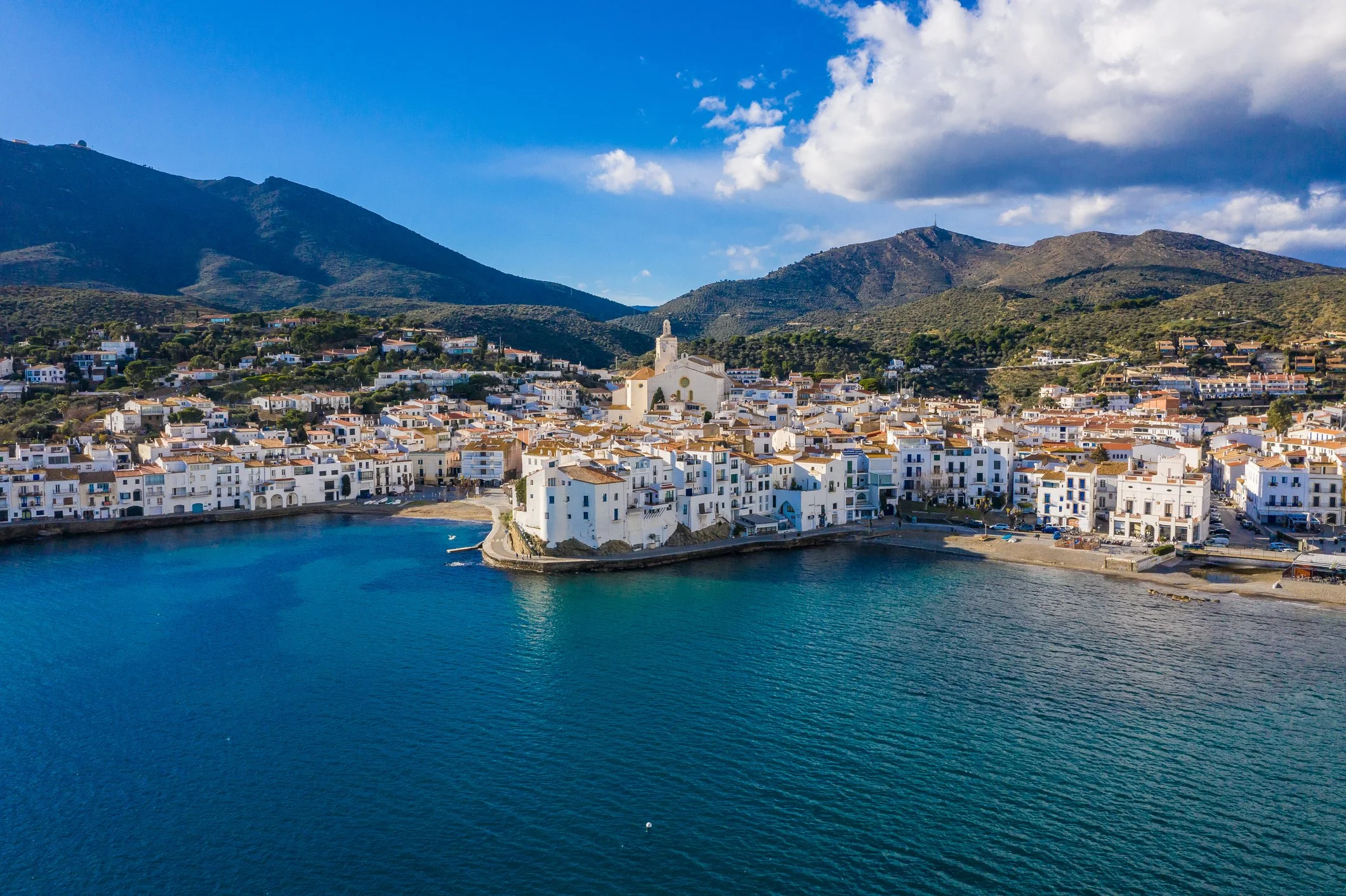 Cadaqués desde el aire. Un pueblo pintoresco único en donde se encuentra Ca la Nuri, una casa de alquiler exclusivo.