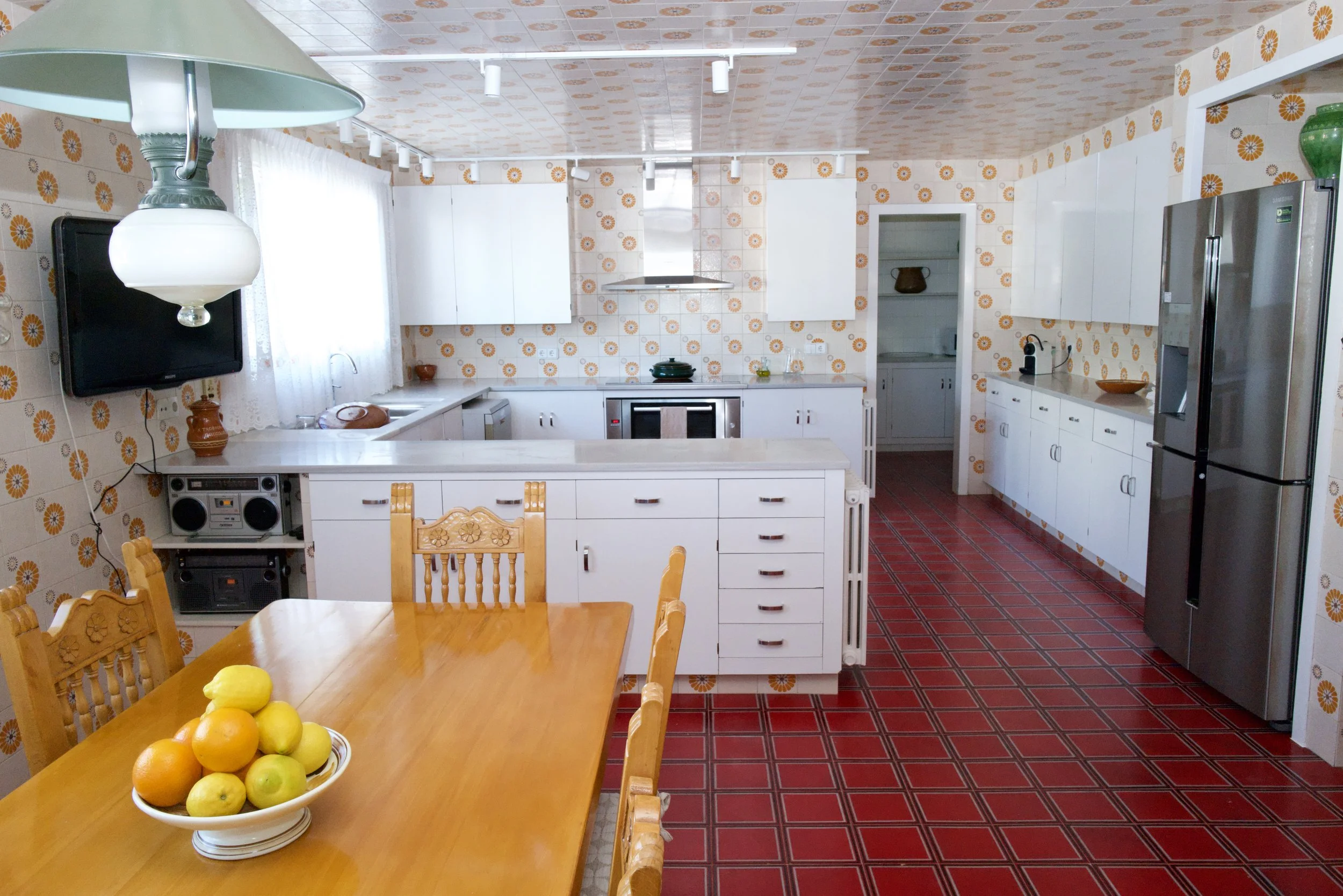 Amplia cocina de diseño kitsch. Equipada con una gran enzimera, lavaplatos y frigorífico americano