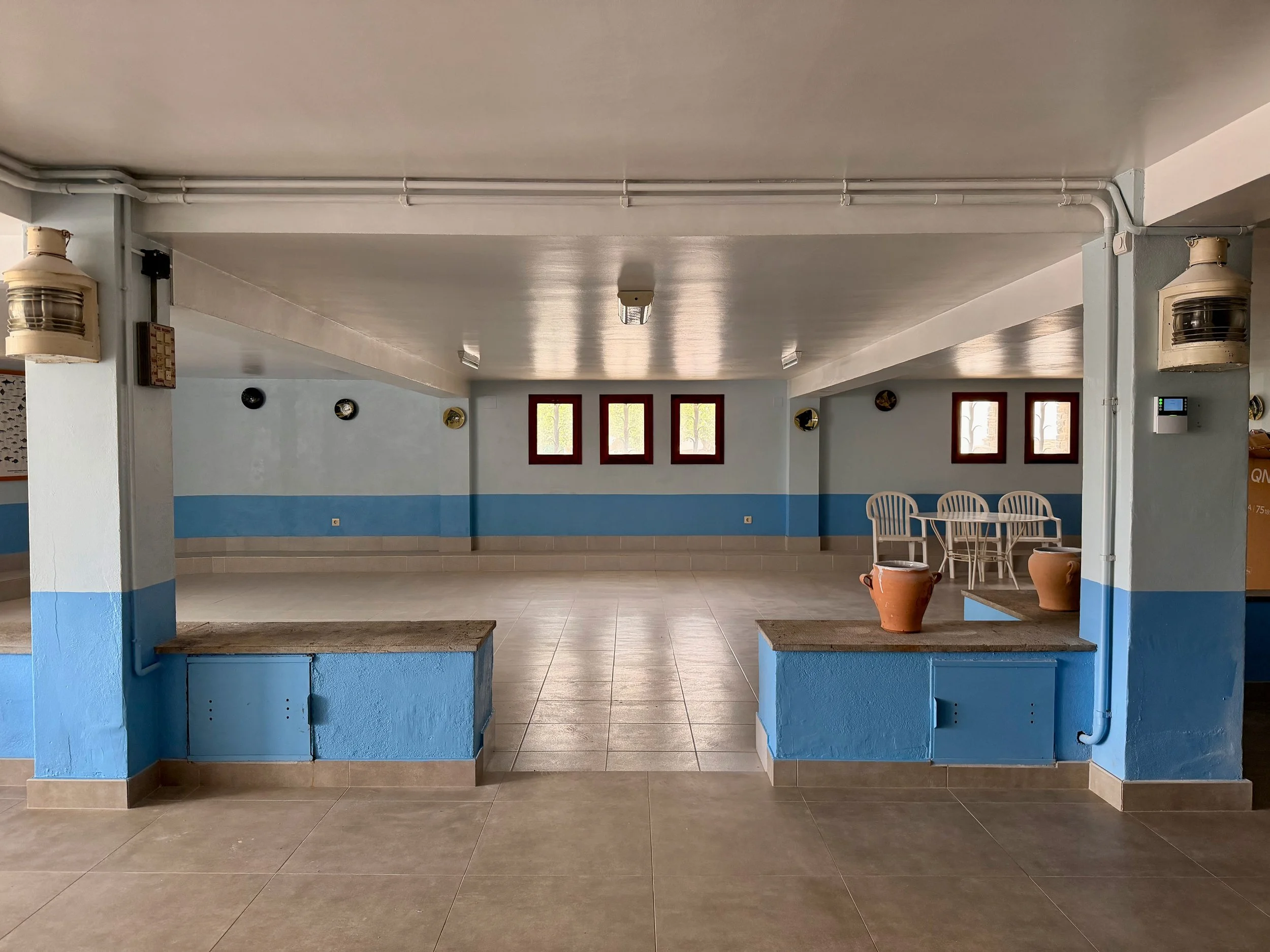 Garaje en Ca la Nuri - Cadaqués, con mucho espacio para aparcar hasta 5 coches, almacén, taller de bricolaje, y elementos de decoración marinos. 