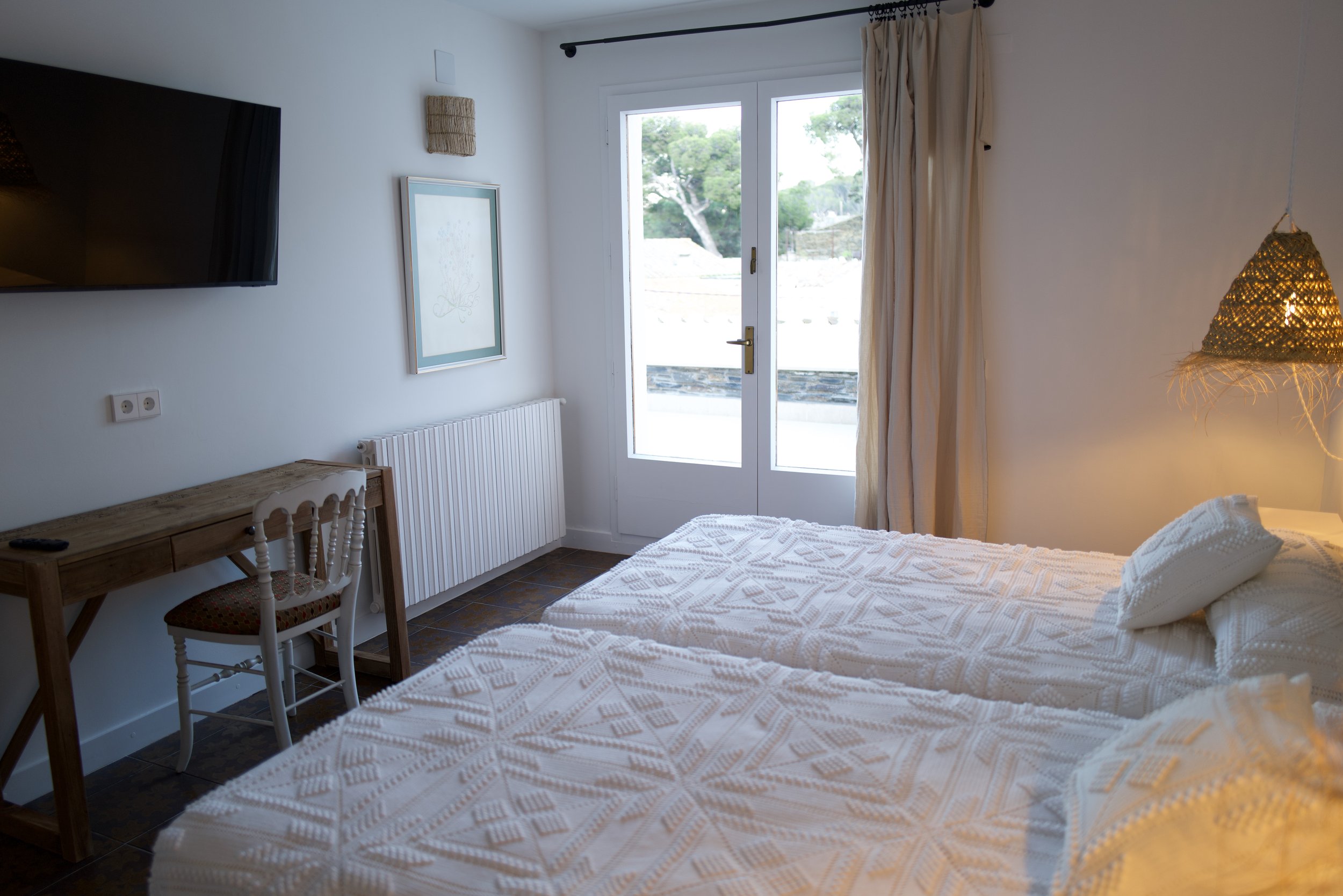 Habitación en la casa de alquiler Ca la Nuri Cadaqués. Habitación doble con terraza y vistas al mar. Tiene una terraza con vistas a mar i montaña. 