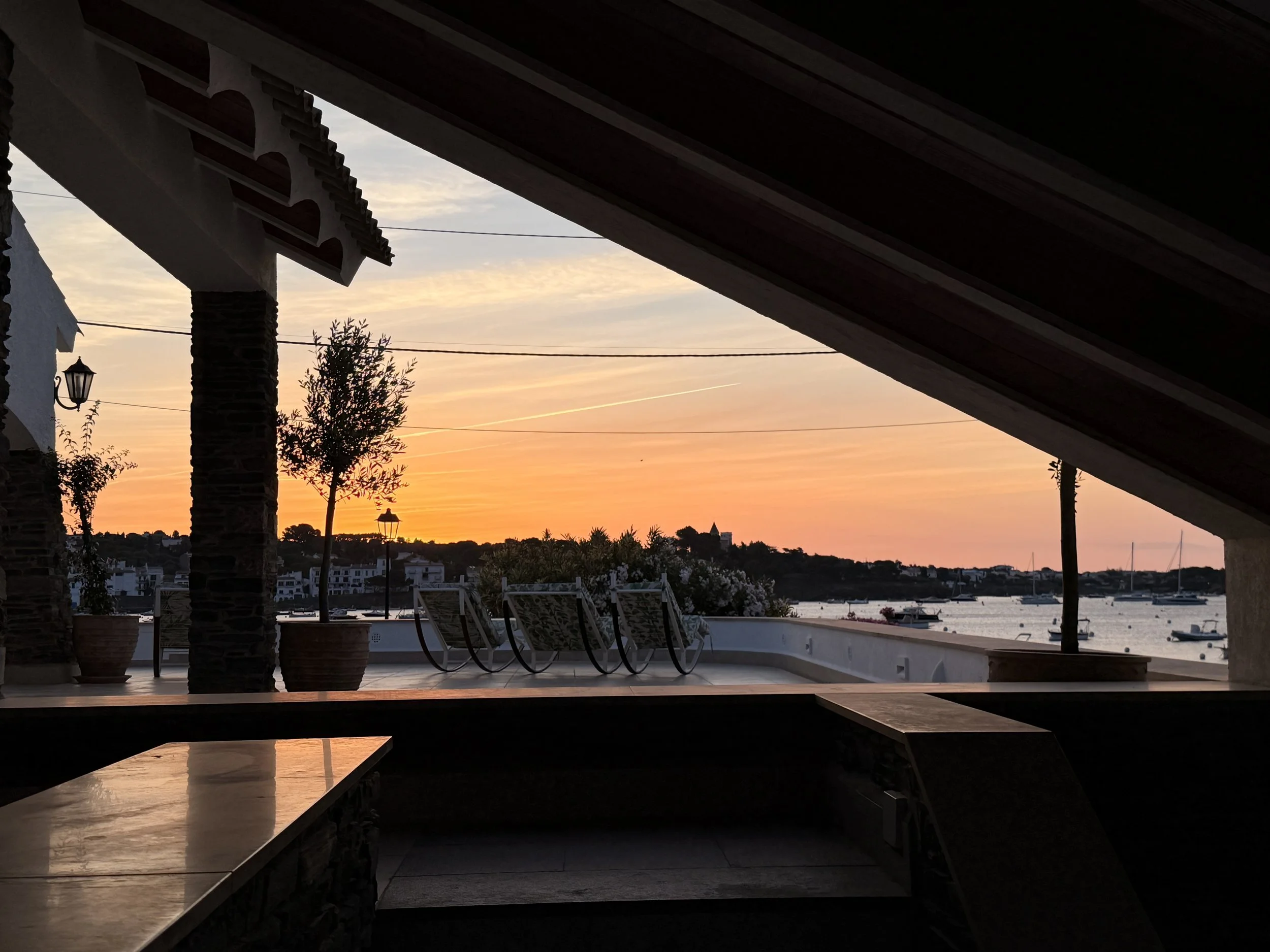 Salida de sol desde el porche de la entrada en la exclusiva casa de alquiler Ca la Nuri - Cadaqués.