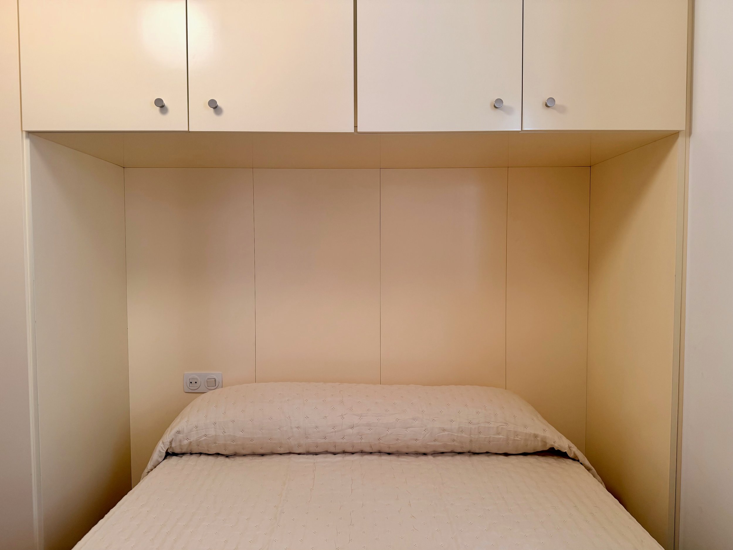 Habitación doble con baño propio en Ca la Nuri - Cadaqués. Vistas al jardín interior. Cerca de la cocina y areas de servicio.
