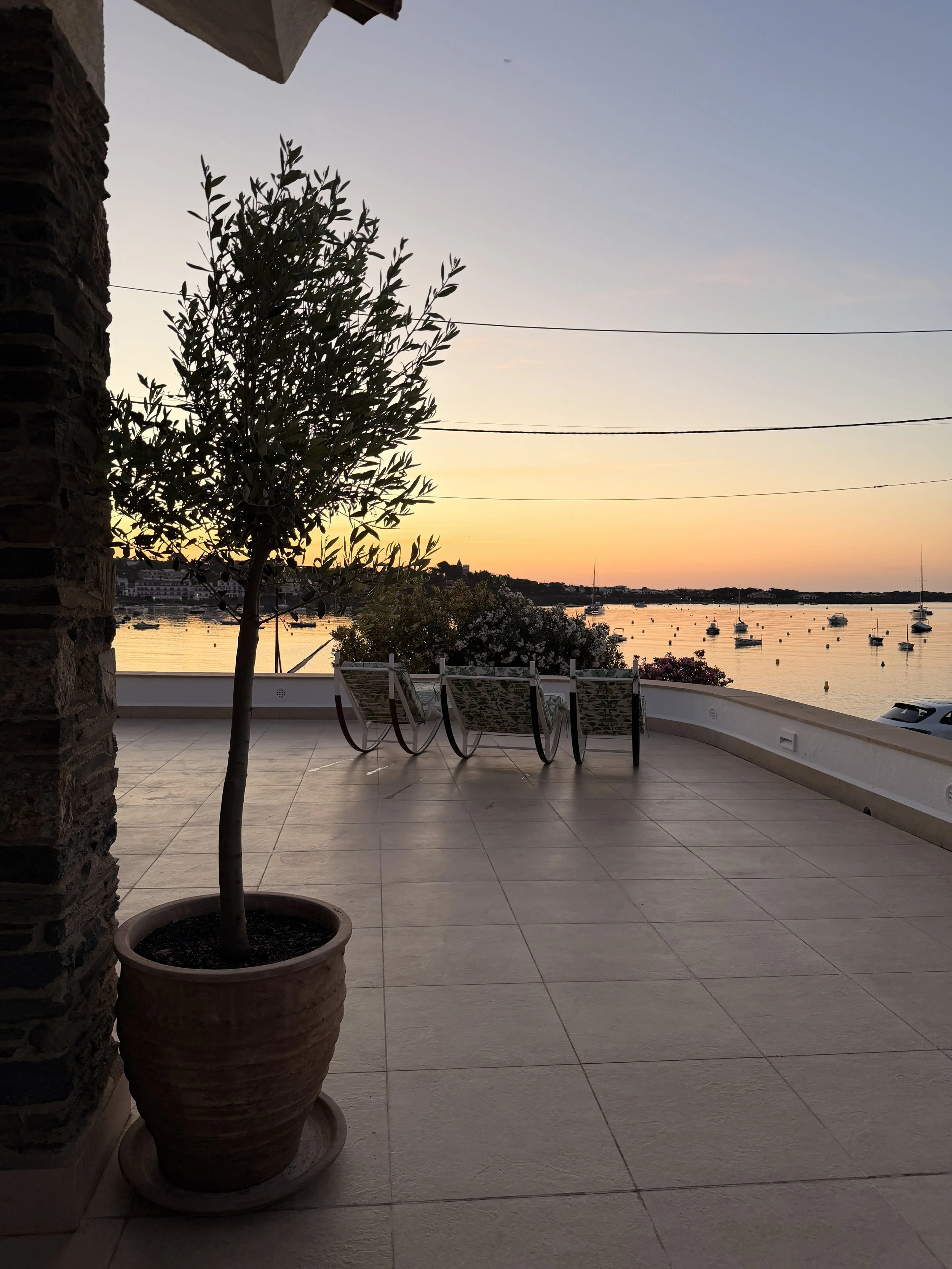 Salida de sol en la espectacular terraza en frente del mar en la espectacular casa de alquiler Ca la Nuri - Cadaqués