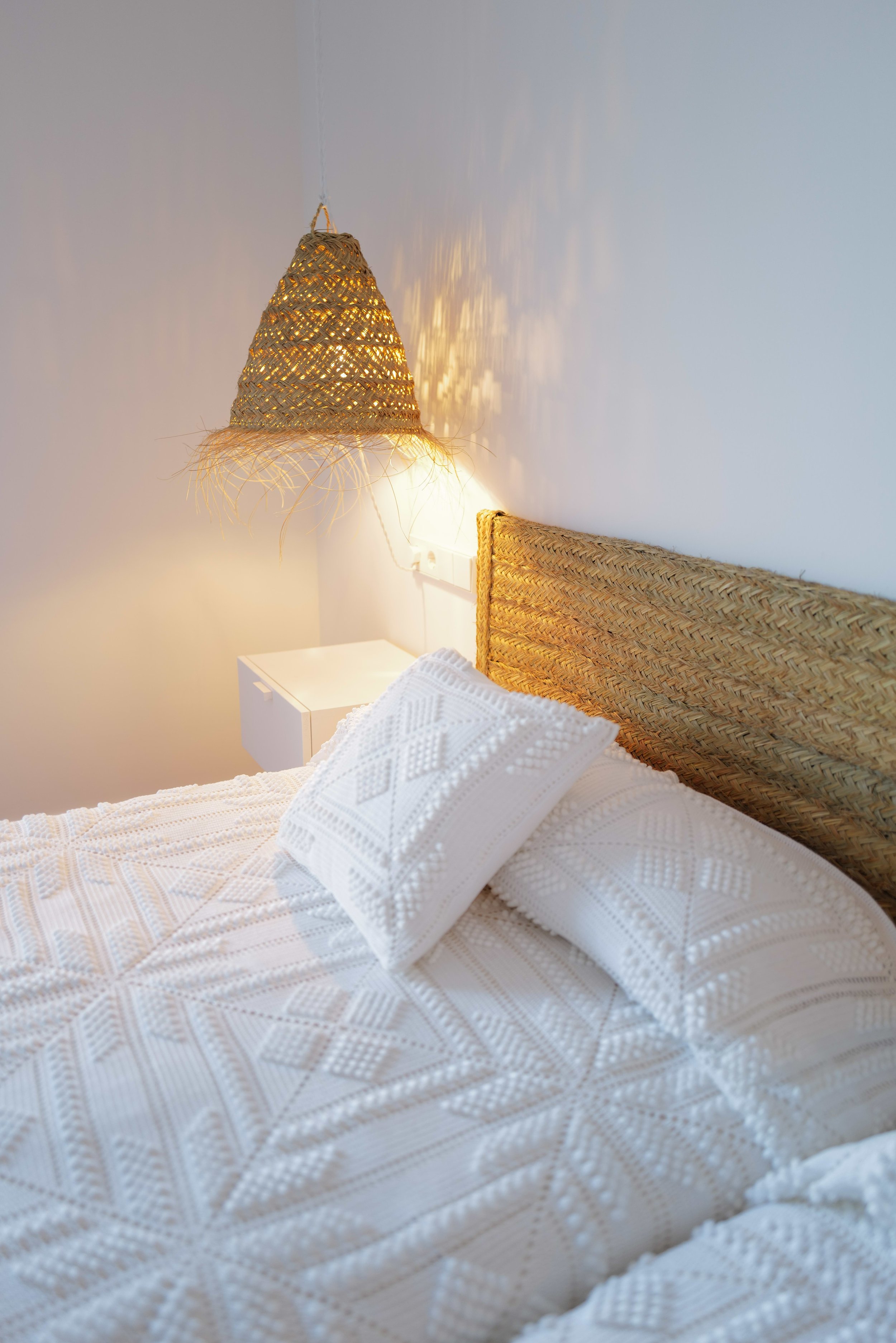 Habitación Anna Maria en Ca la Nuri Cadaqués. Habitación doble con vistas al mar, espaciosa. Tiene una terraza con vistas al mar y a montaña. Decorada con cubrecama de ganchillo y lámparas de esparto.
