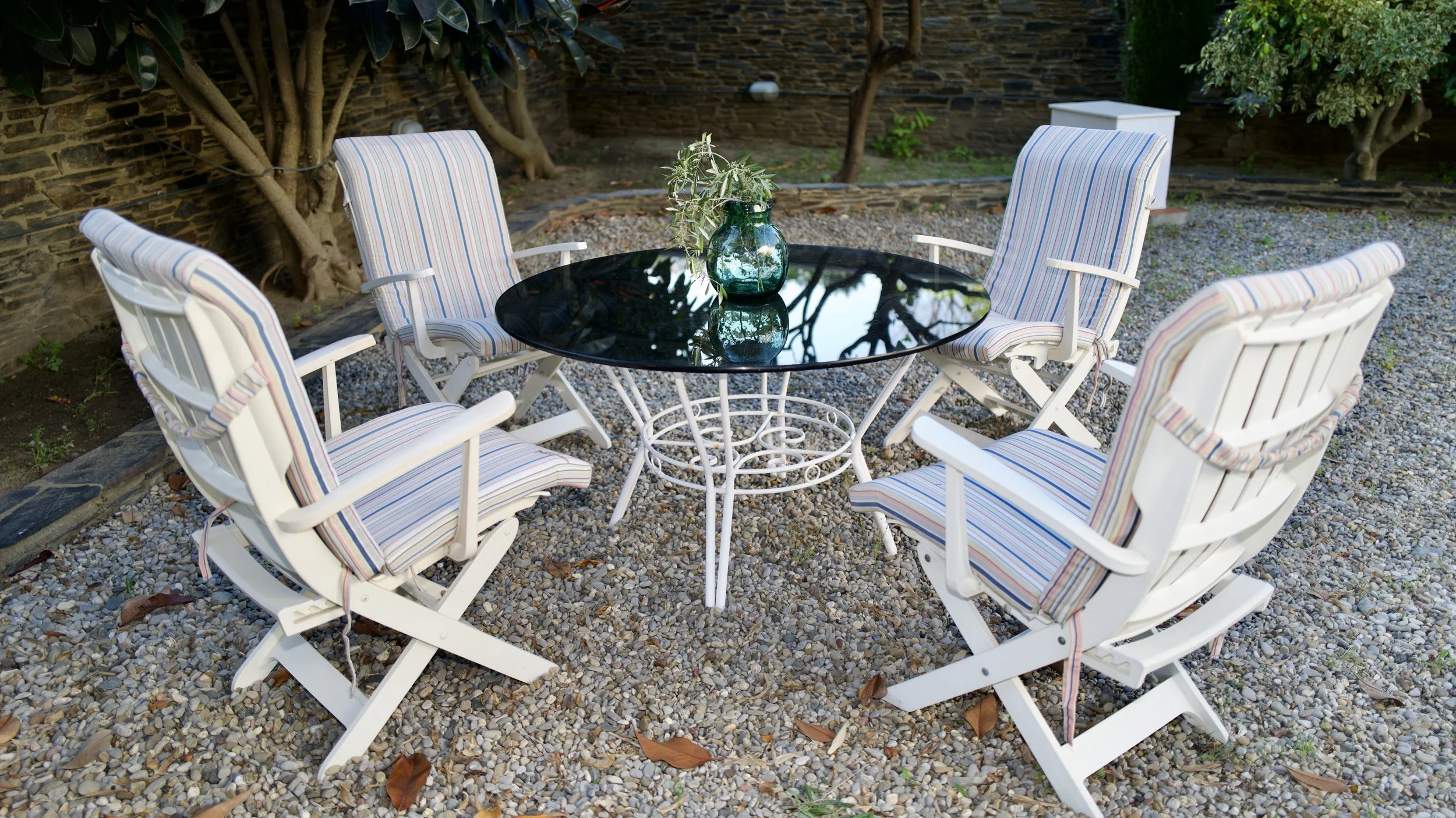 Rincón íntimo para desayunar y/o comer con un ambiente agradable en el jardin interior de la exclusiva casa de alquiler Ca la Nuri - Cadaqués.