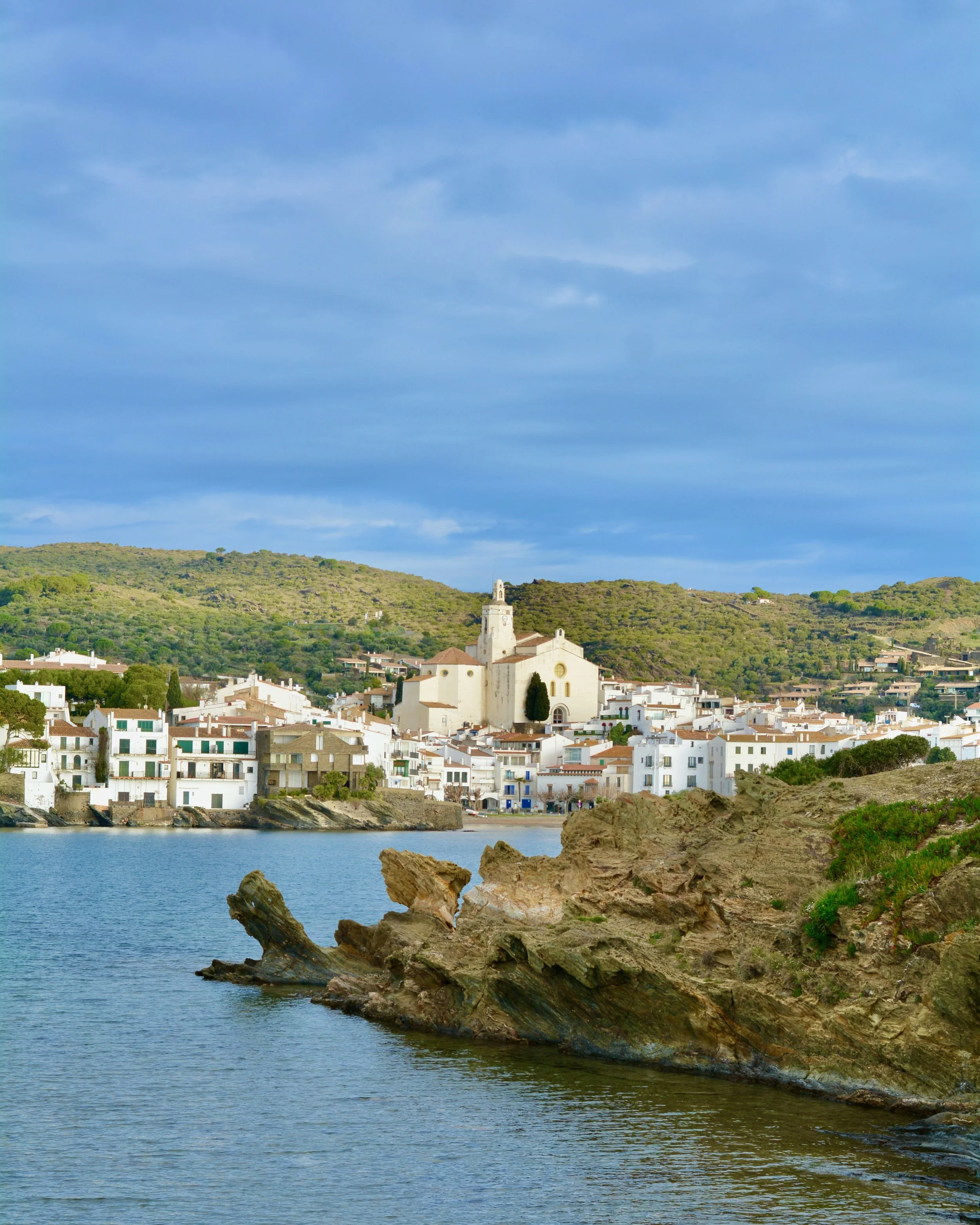 Vista del pueblo pintoresco de Cadaqués y la Iglesia de Santa Maria desde la Playa del Sortell.