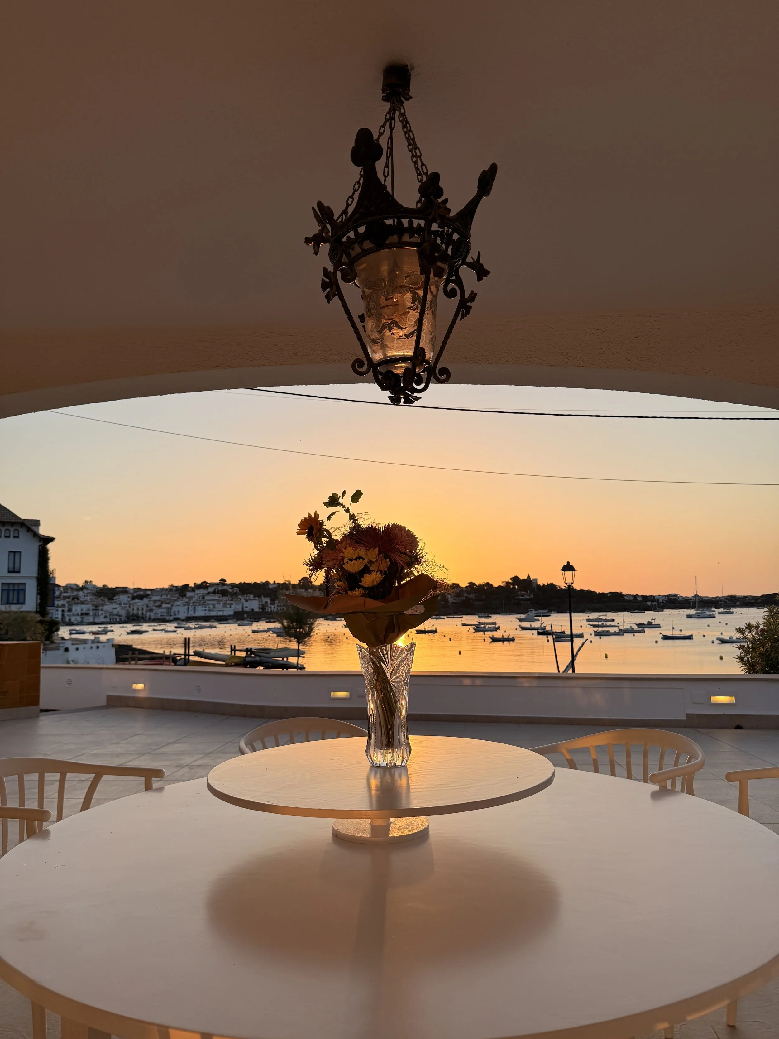 Salida de sol en la espectacular terraza en frente del mar en la espectacular casa de alquiler Ca la Nuri - Cadaqués
