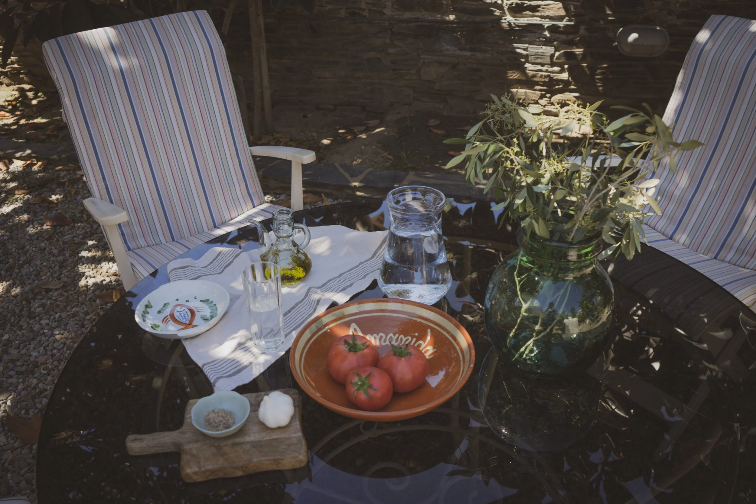 Rincón  para sentarse y comer en la intimidad en un ambiente relajado en el jardin interior de la exclusiva casa de alquiler Ca la Nuri - Cadaqués.