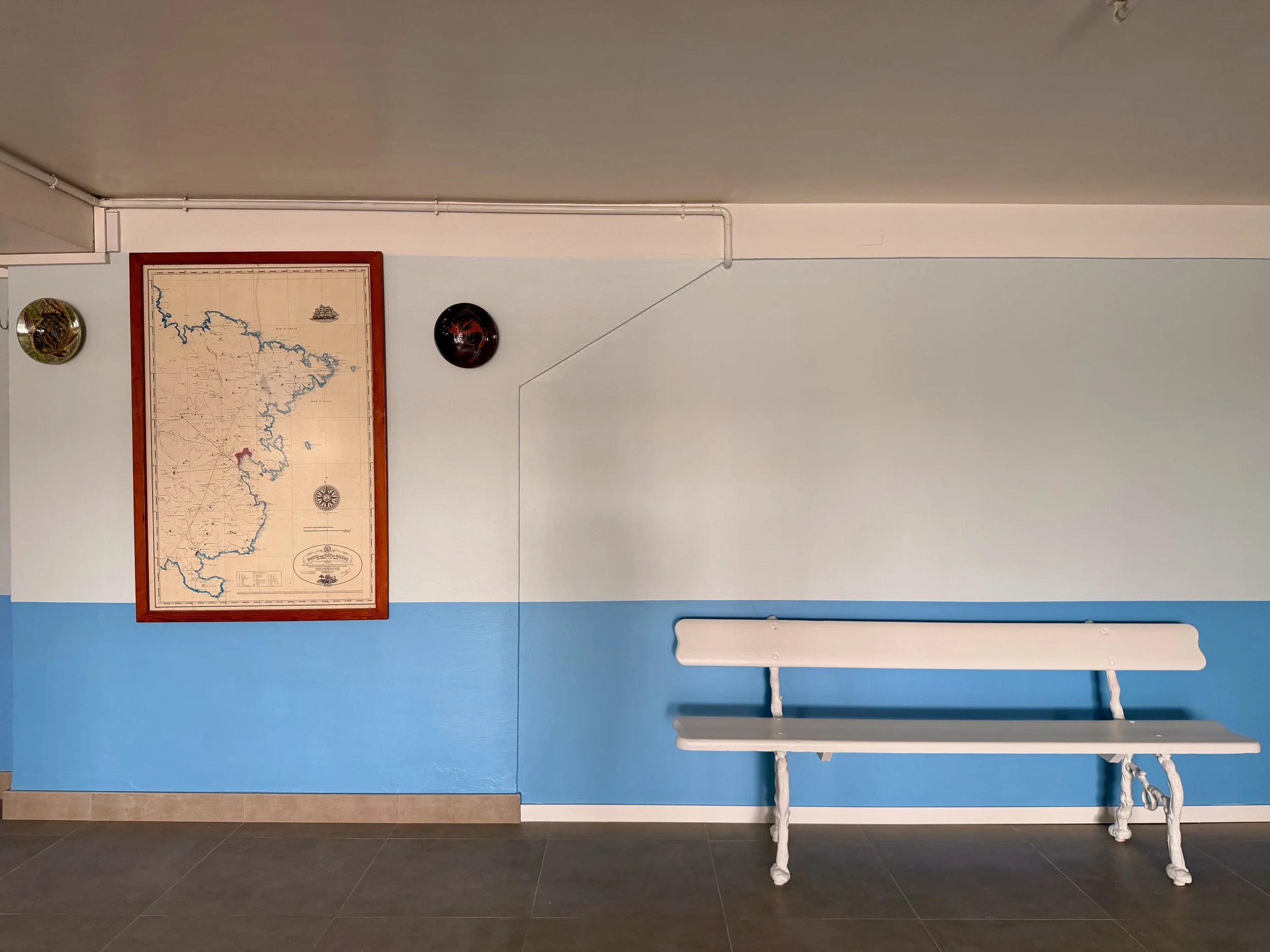 Garaje en Ca la Nuri - Cadaqués, con mucho espacio para aparcar hasta 5 coches, almacén, taller de bricolaje, y elementos de decoración marinos. 