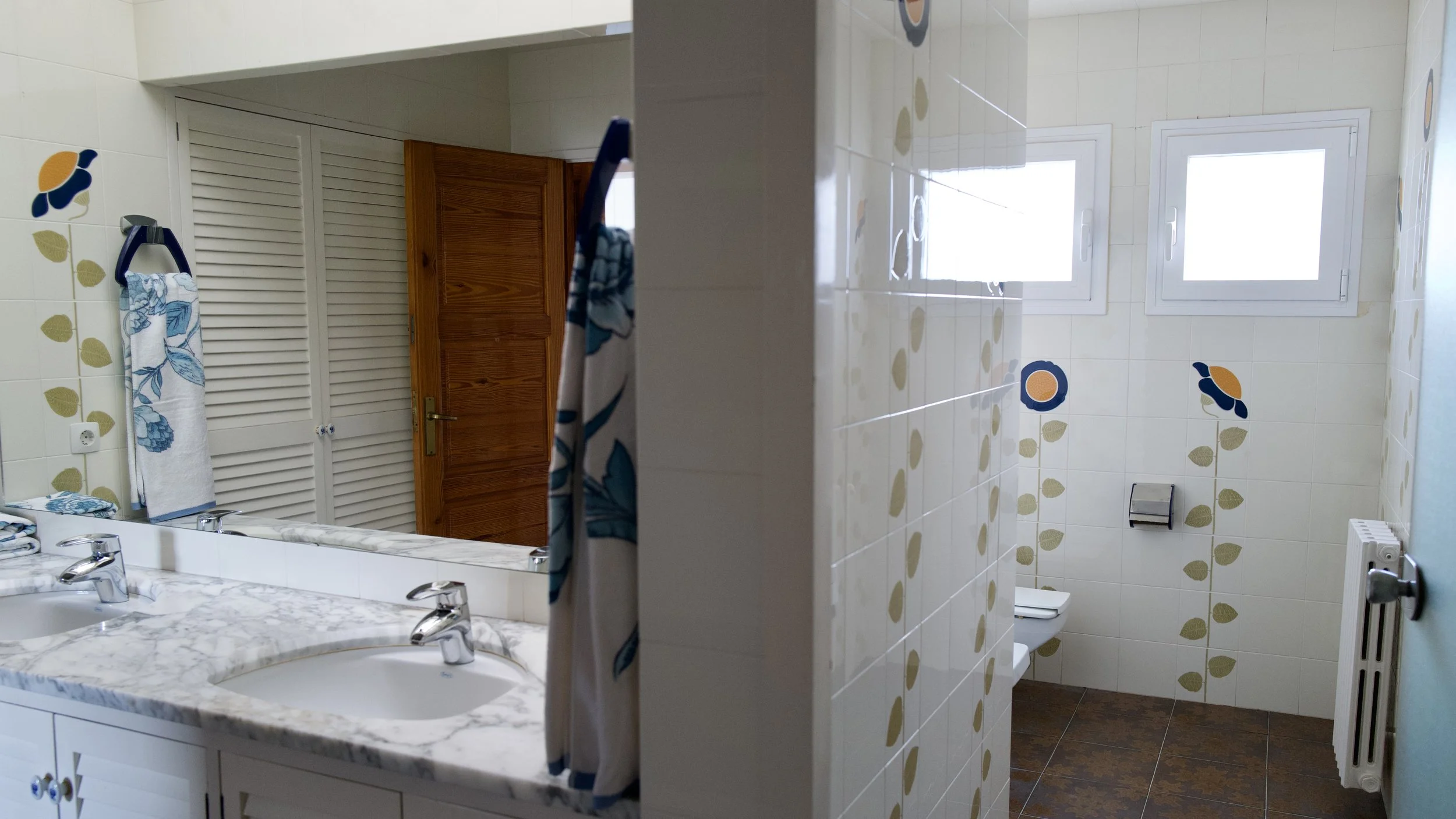 Baño privado y ámplio en la habitación exclusiva de Ca la Nuri Cadaqués, a primera línea de mar, en el Llané.