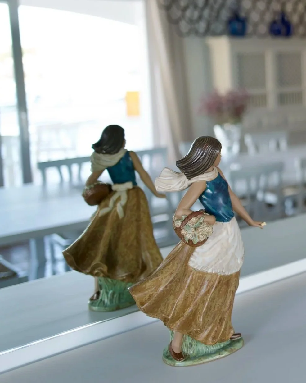 Icónica escultura de la  prestigiosa firma valenciana Lladró en el comedor  de la exclusiva casa de alquiler  Ca la Nuri en la playa del Llané en el pueblo de Cadaqués.