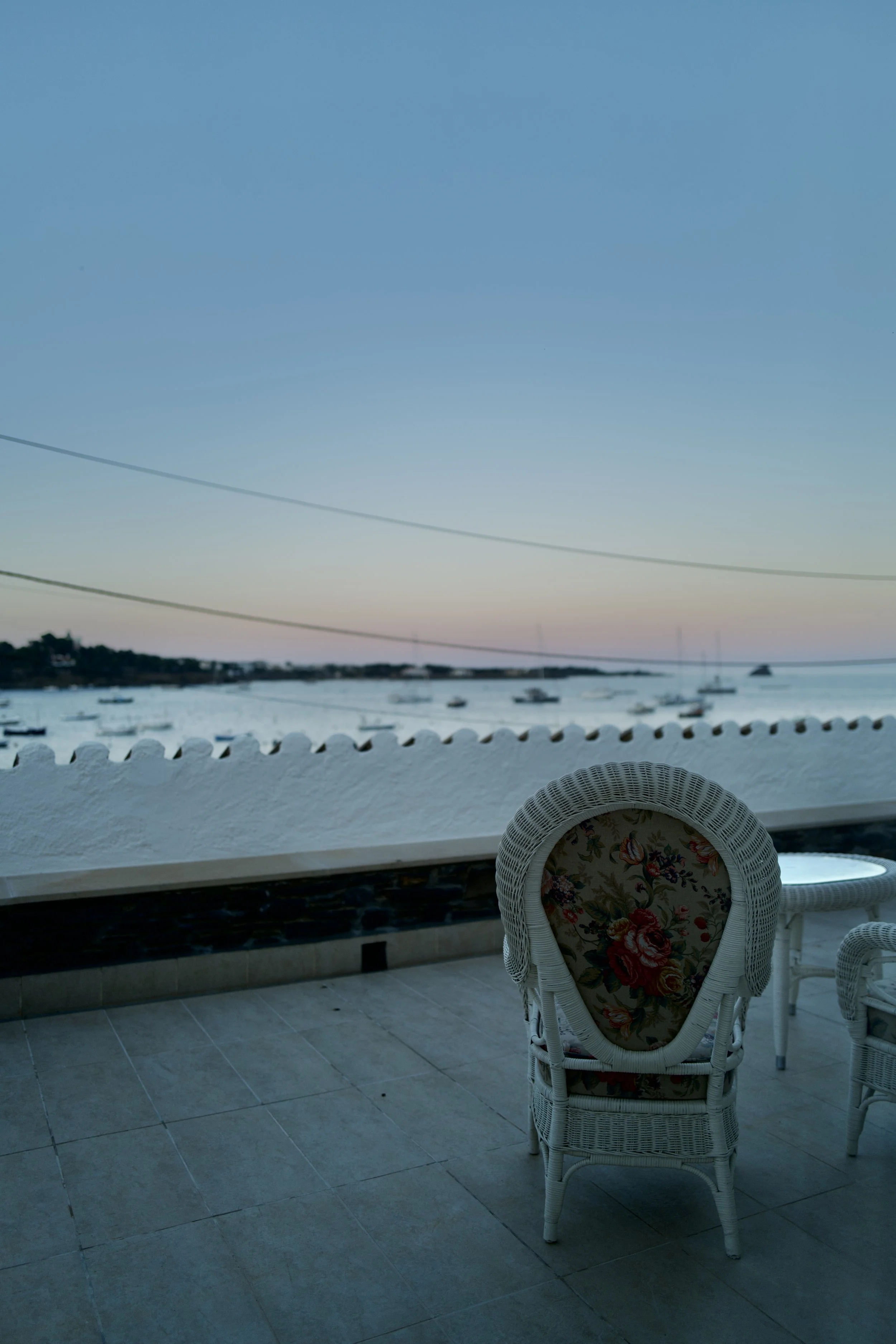 Amanecer en la terraza de la habitación selecta y con encanto en la exclusiva casa de alquiler Ca la Nuri Cadaqués a primera línea de mar.