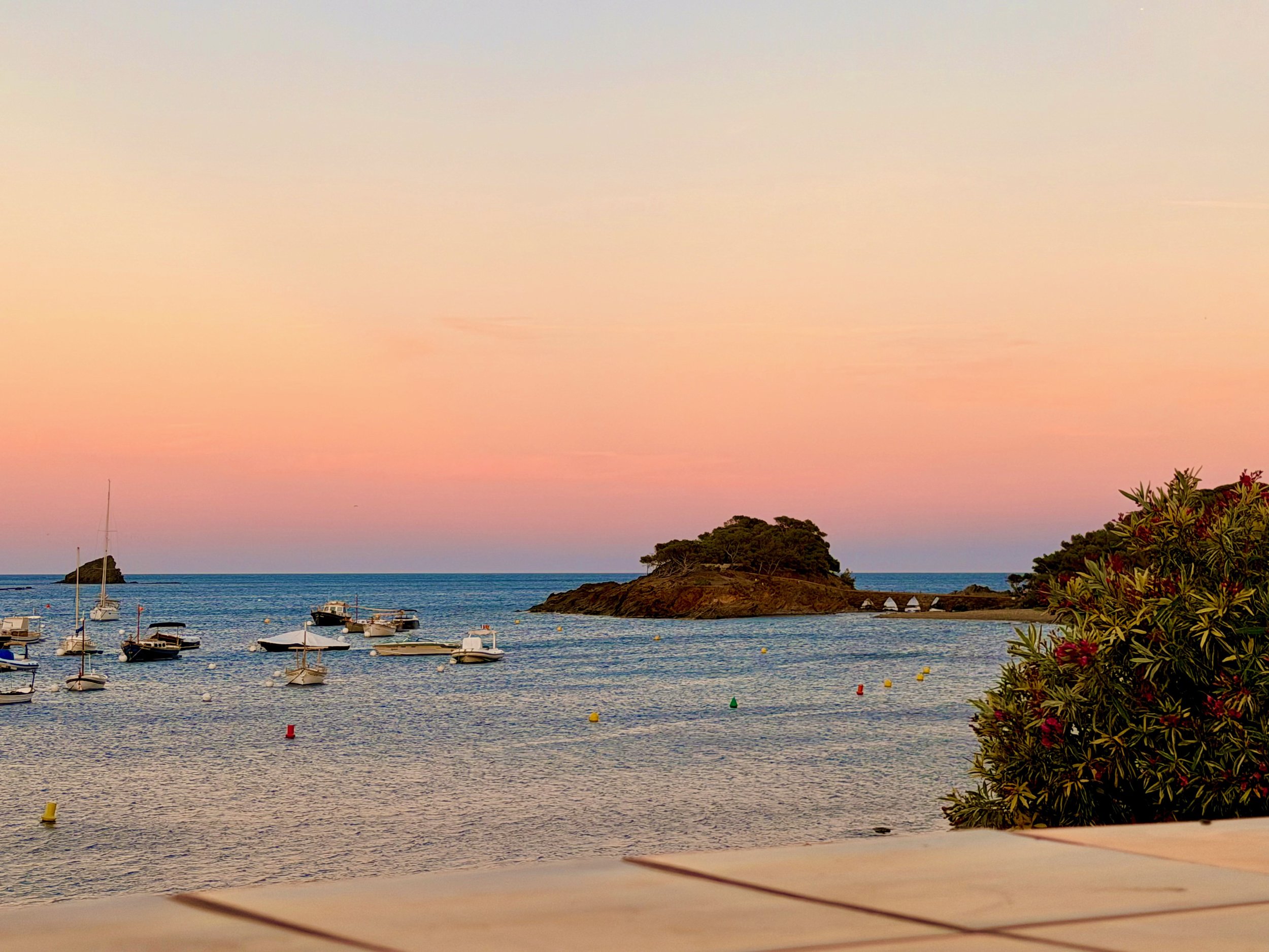 Mágica puesta de sol en la terraza con espectaculares vistas al mar en la casa de alquiler Ca la Nuri Cadaqués