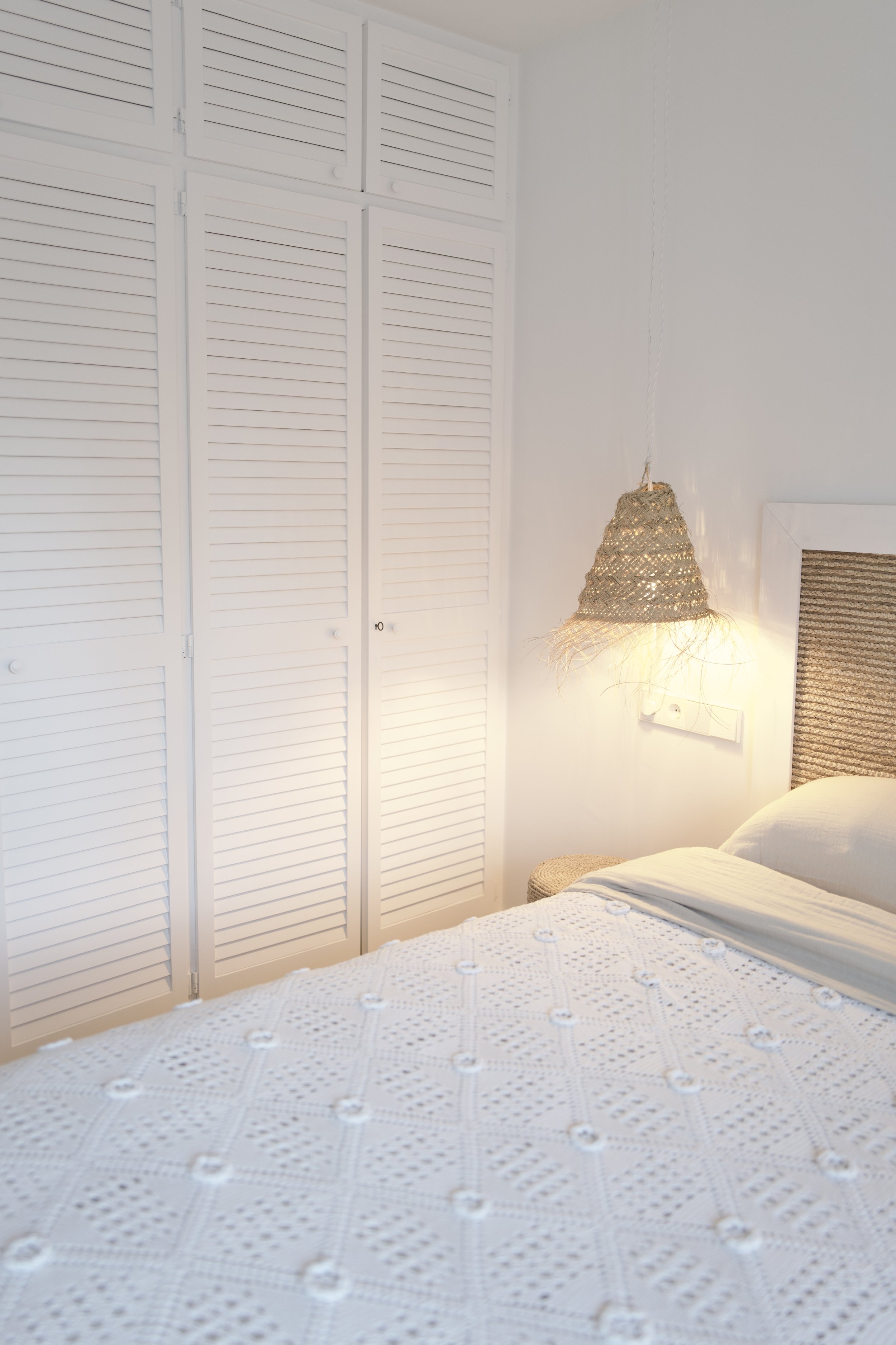 Habitación en la casa de alquiler Ca la Nuri Cadaqués. Habitación doble con terraza y vistas al mar. Tiene una terraza con vistas al mar y a la montaña..