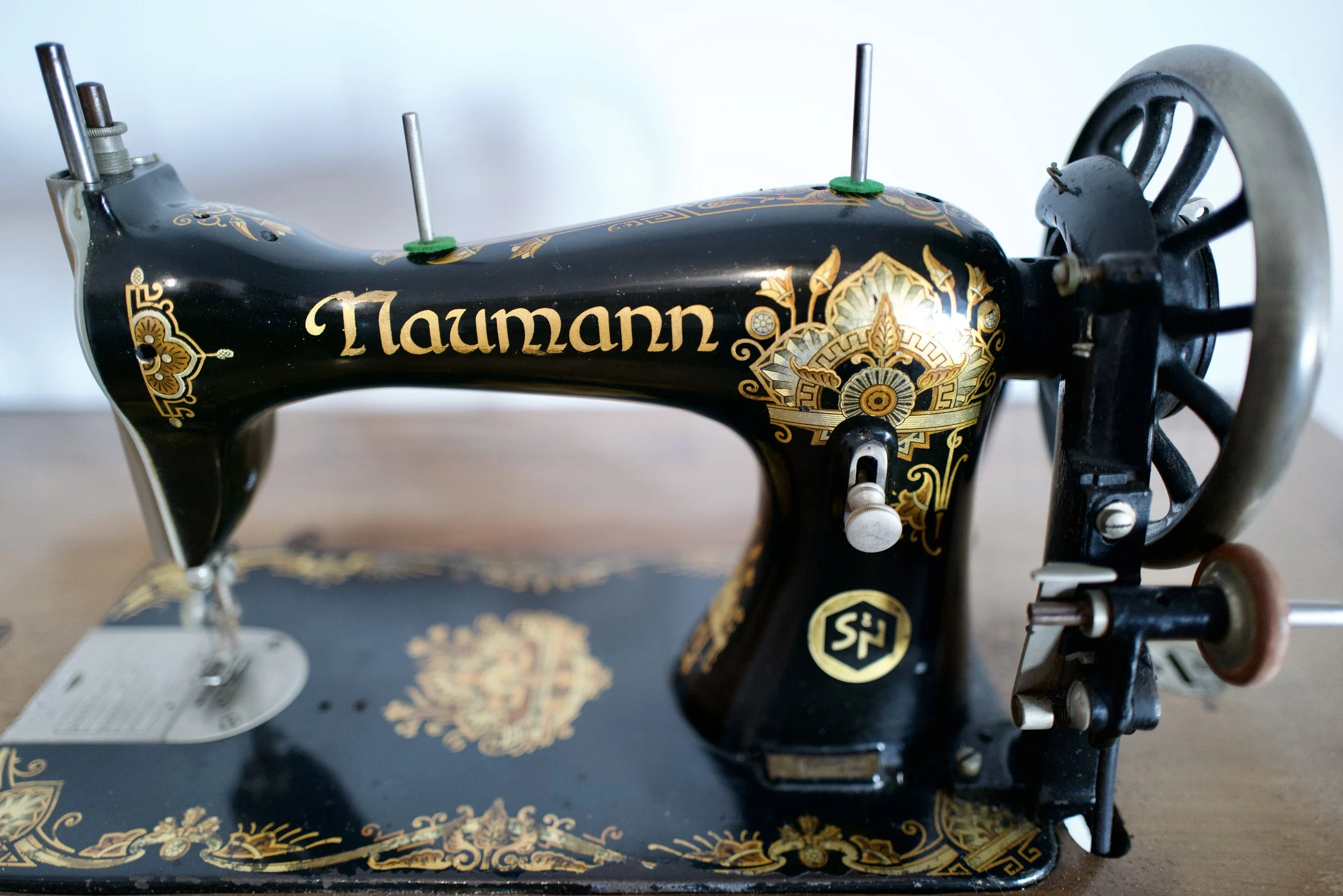 Preciosa máquina de coser antigua de la prestigiosa marca Naumann en la entrada principal de la Casa de alquiler Ca la Nuri - Cadaqués