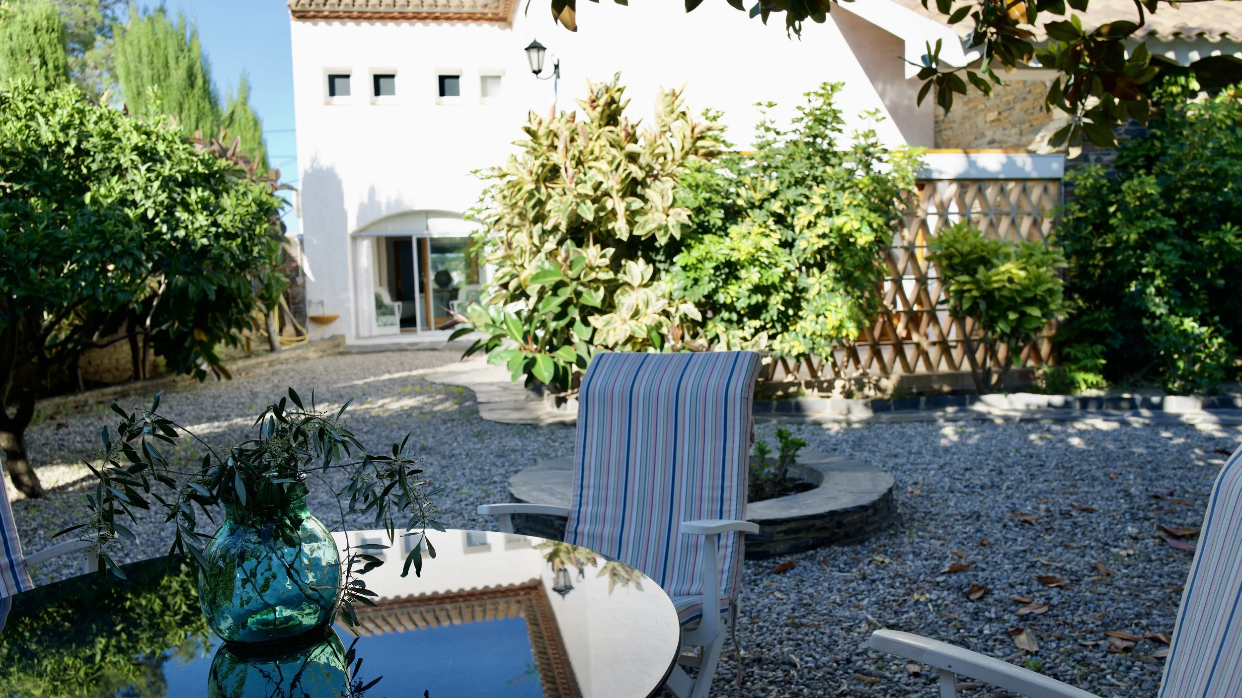 Rincón íntimo para desayunar y/o comer con un ambiente agradable en el jardin interior de la exclusiva casa de alquiler Ca la Nuri - Cadaqués.