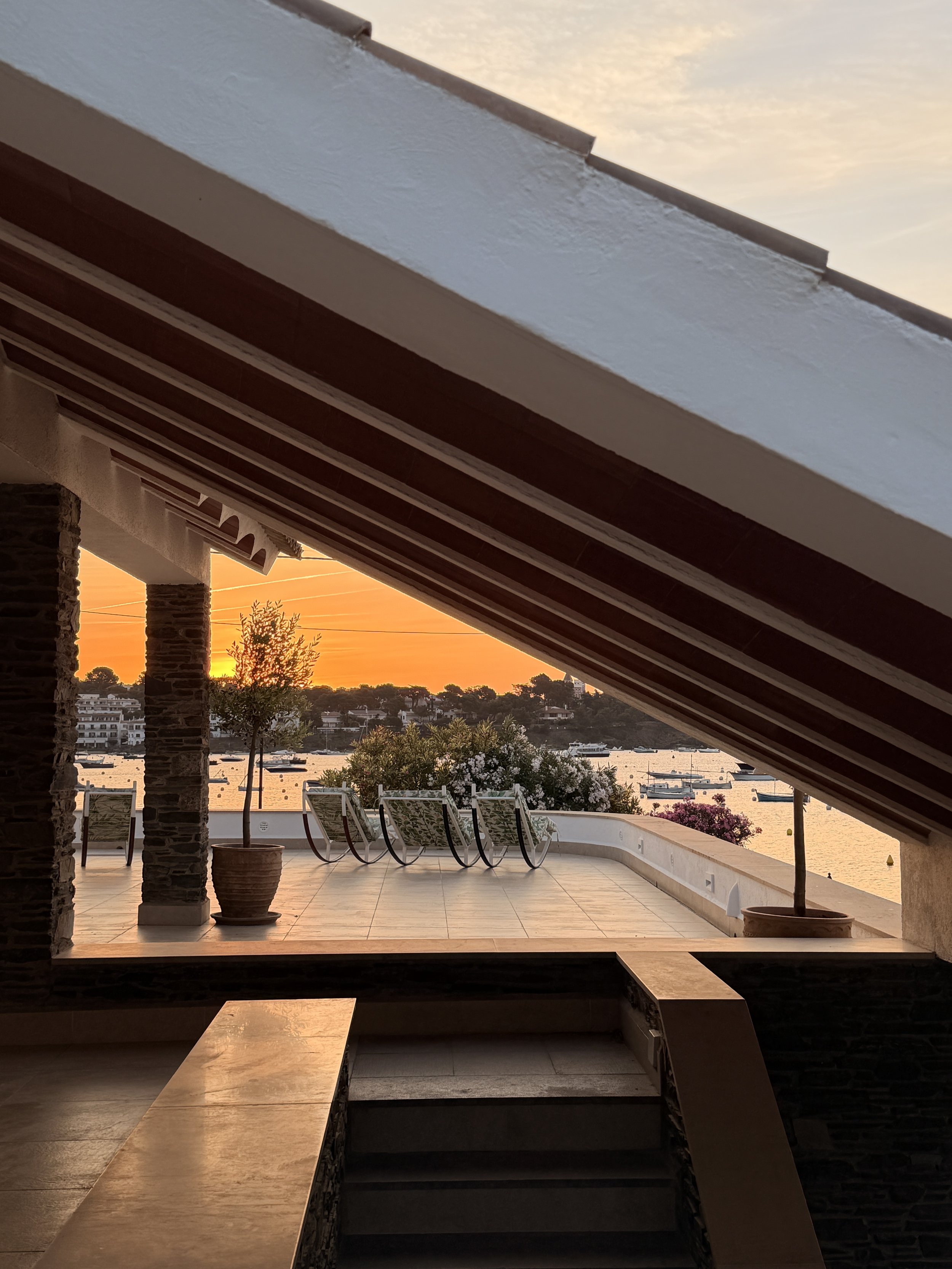 Salida de sol desde el porche  de la gran terraza en la Casa de Alquiler Ca la Nuri en Cadaqués, con espectaculares vistas al mar.