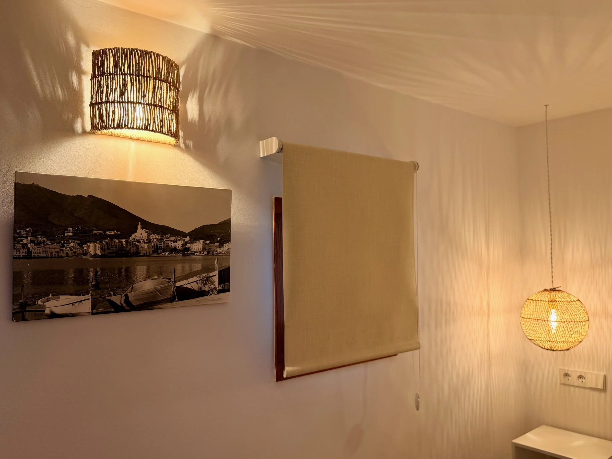 Habitación acogedora para una persona en ca la Nuri - Cadaqués, decorada con encanto. Detalle de una lámpara de diseño