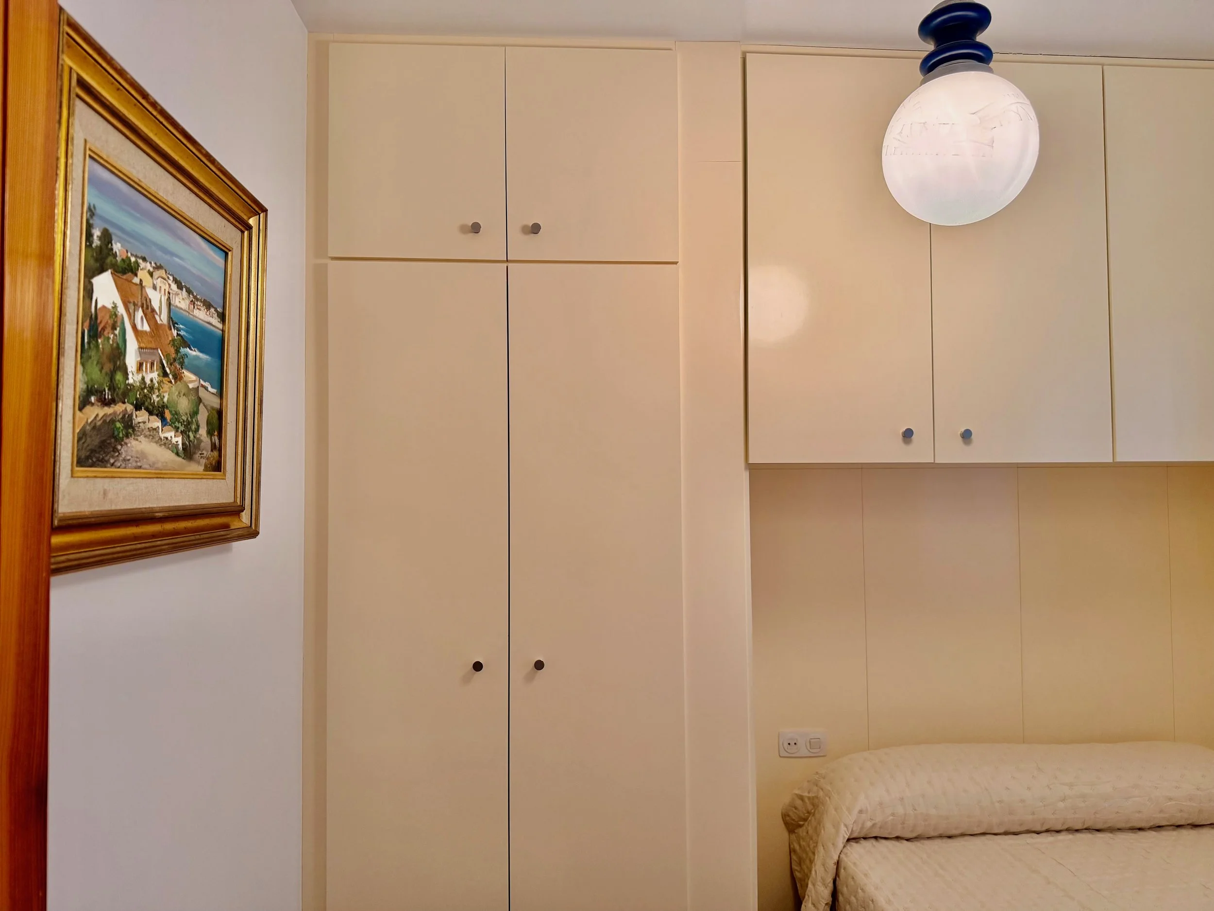 Habitación doble con baño propio en Ca la Nuri - Cadaqués. Vistas al jardín interior. Cerca de la cocina y areas de servicio.