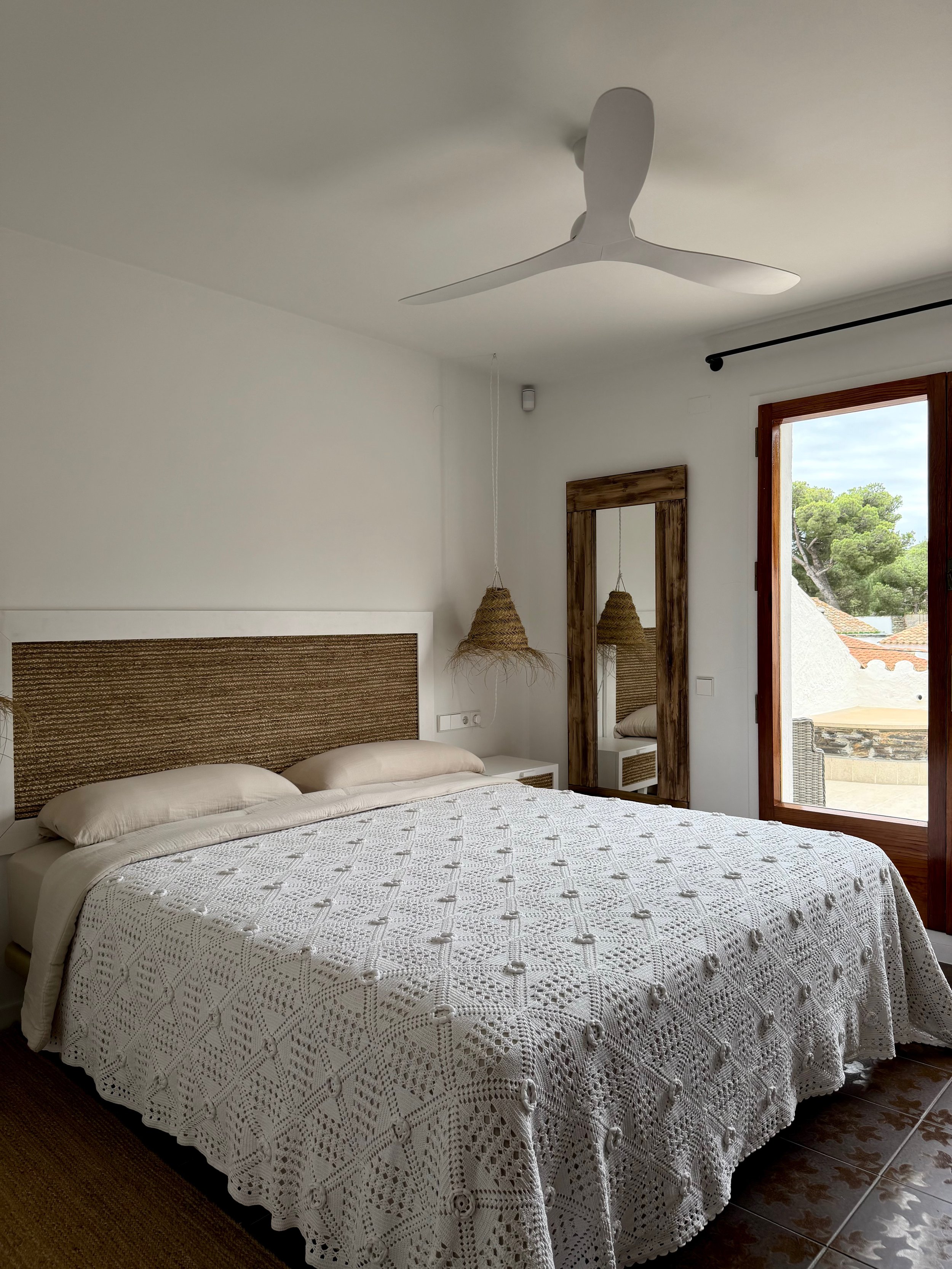 Habitación en la casa de alquiler Ca la Nuri Cadaqués. Habitación doble con terraza y vistas al mar. Tiene una terraza con vistas al mar y a la montaña..