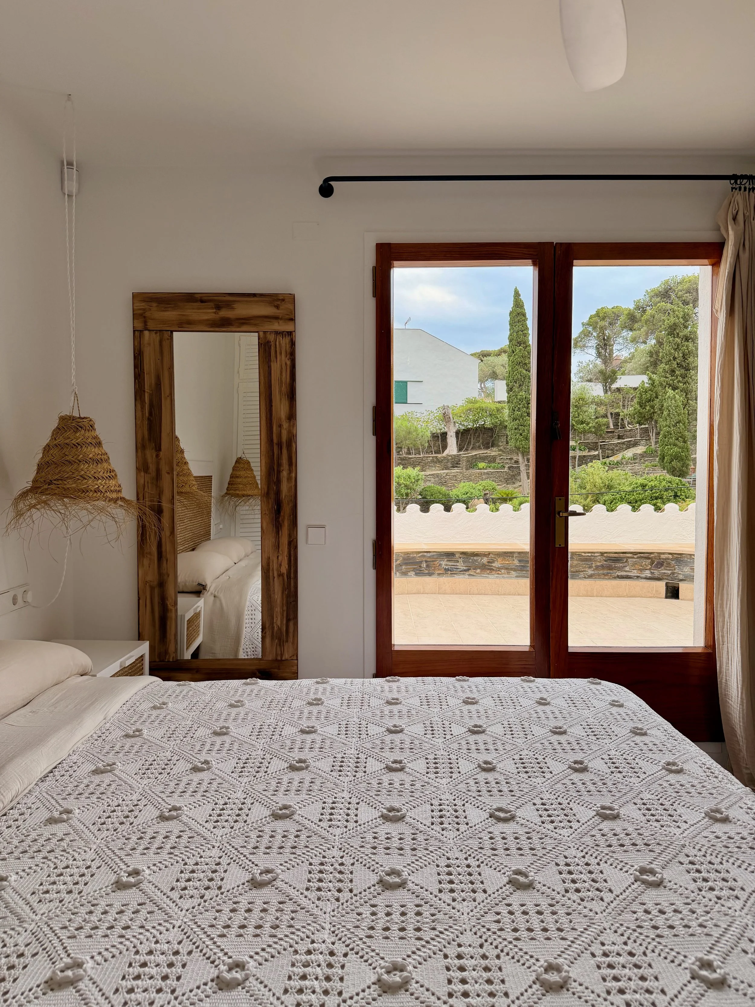 Habitación doble exclusiva en la casa de alquiler Ca la Nuri Cadaqués. Terraza con vistas al mar y a la montaña.