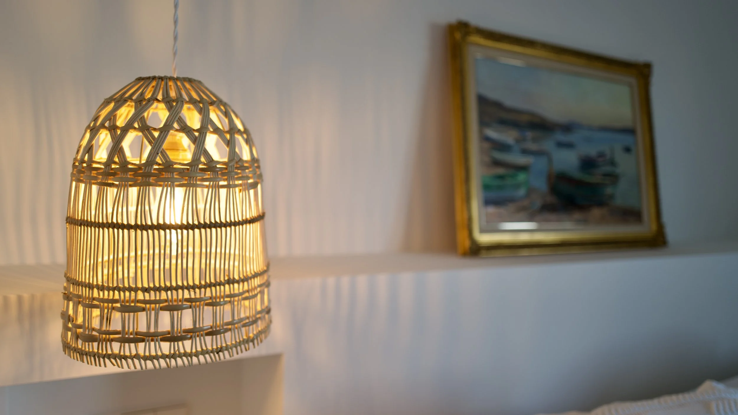 Lámpara y cuadro en la habitación exclusiva y a primera línea de mar  de Ca la Nuri - Cadaqués.
