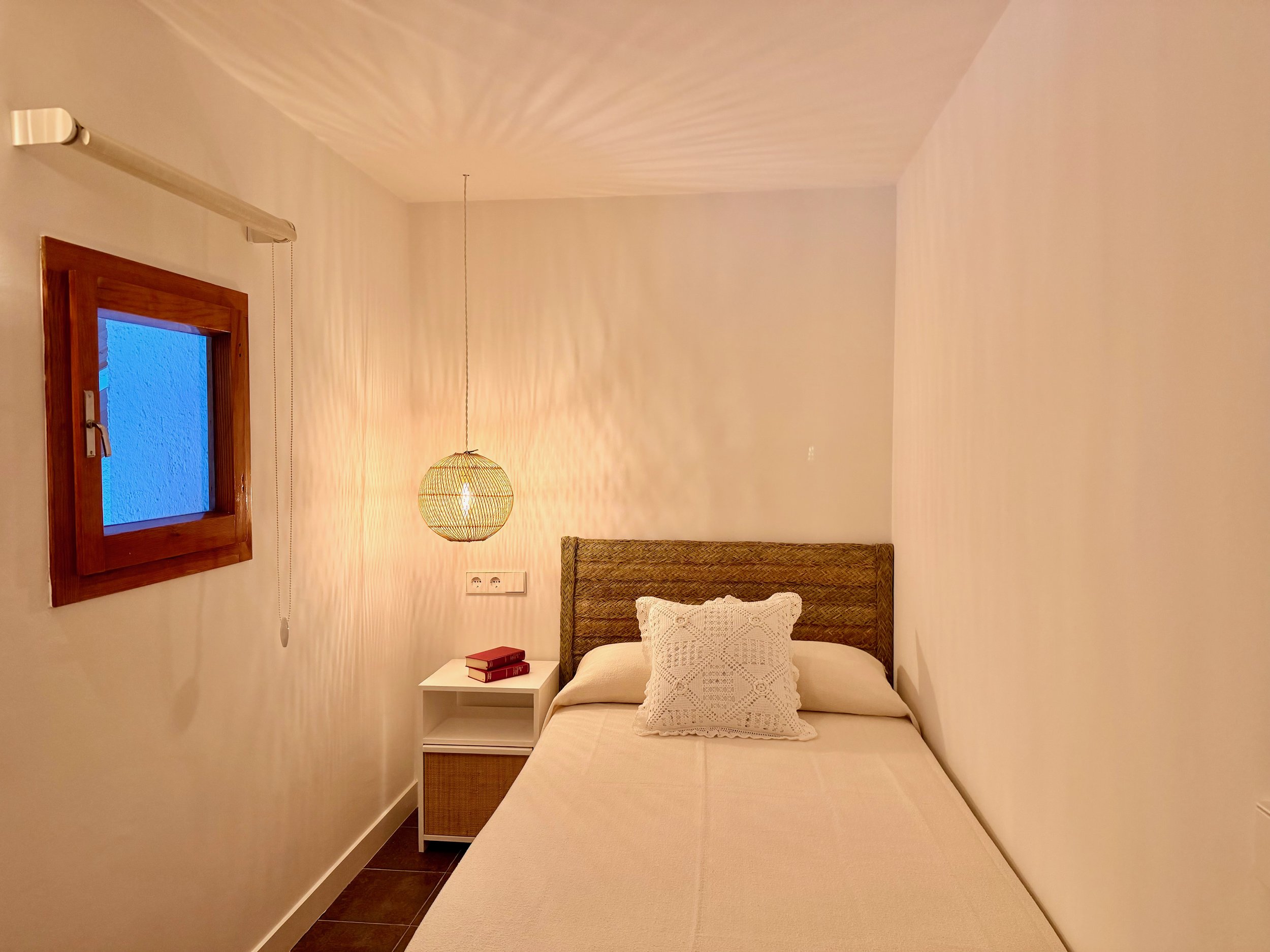 Habitación acogedora para una persona en ca la Nuri - Cadaqués, decorada con encanto.