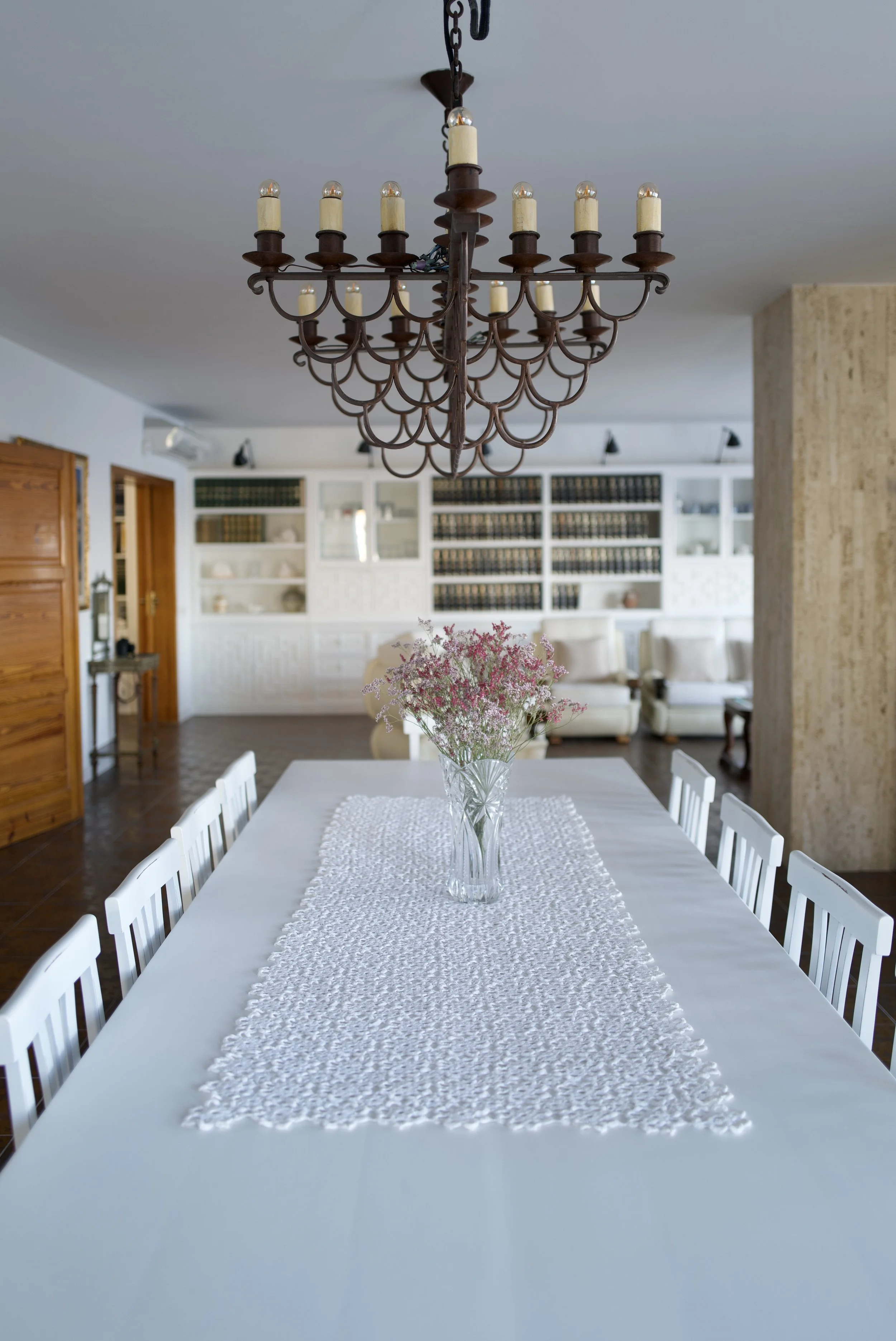 Amplio comedor con una gran mesa blanca ycon magníficas vistas al mar desde todas sus ventanas en la casa de alquiler Ca la Nuri - Cadaqués 