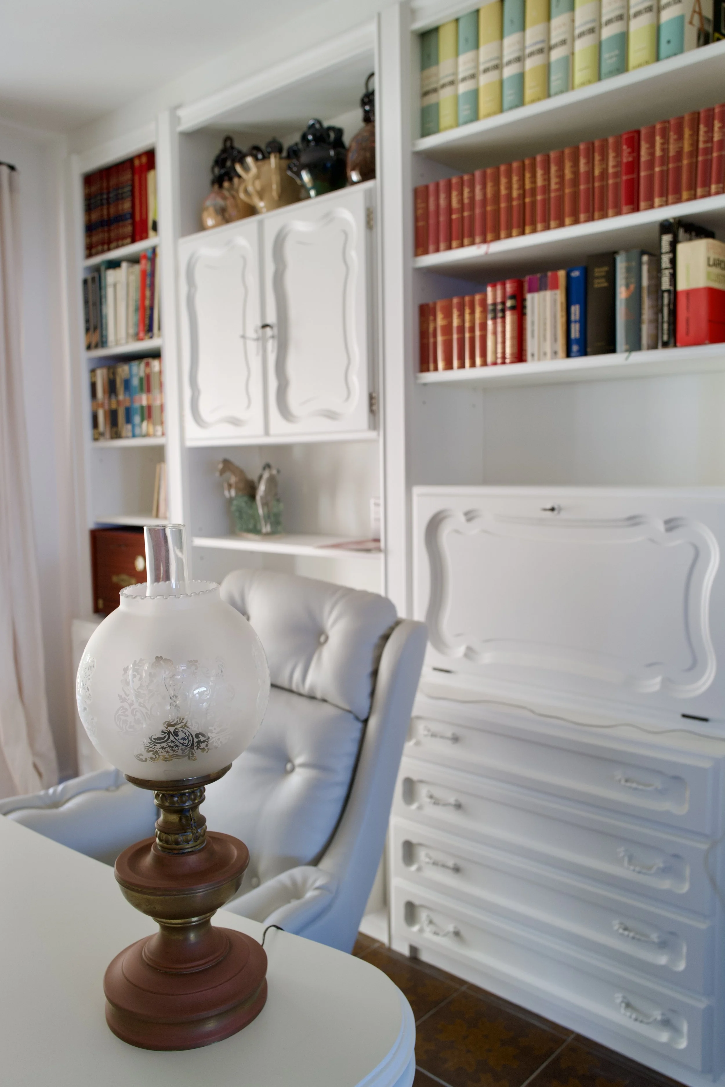 Despatxo en la Casa de alquiler Ca la Nuri - Cadaqués. Un espacio luminoso, cómodo, con acceso a la sala de estar - comedor, y a una pequeña galería. Con vistas al jardín interior. Un espacio donde trabajar relajado y con un ambiente cálido.