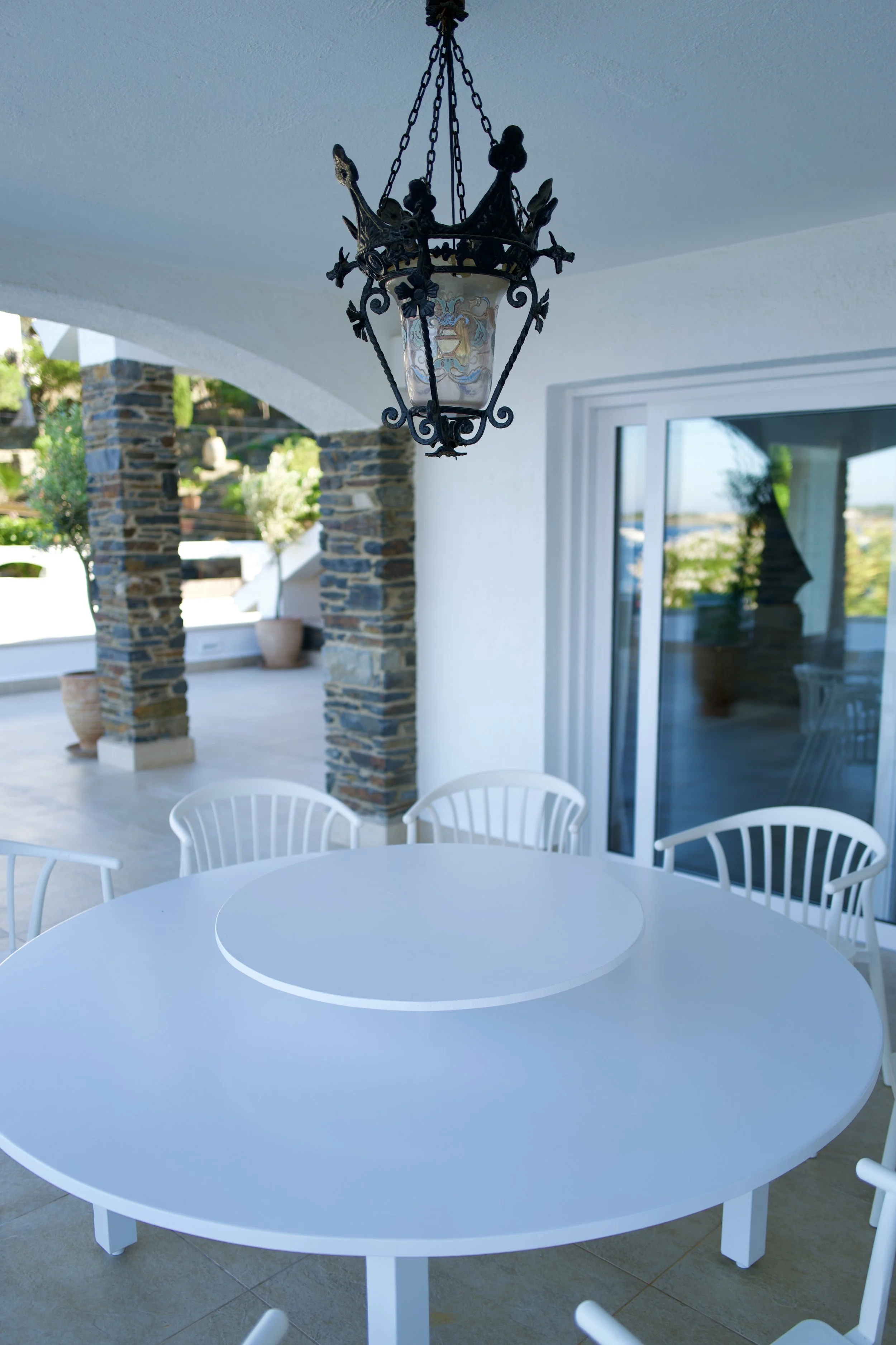 mesa comedor en la terraza espectacular a primera línea de mar  en la exclusiva casa de alquiler Ca la Nuri - Cadaqués
