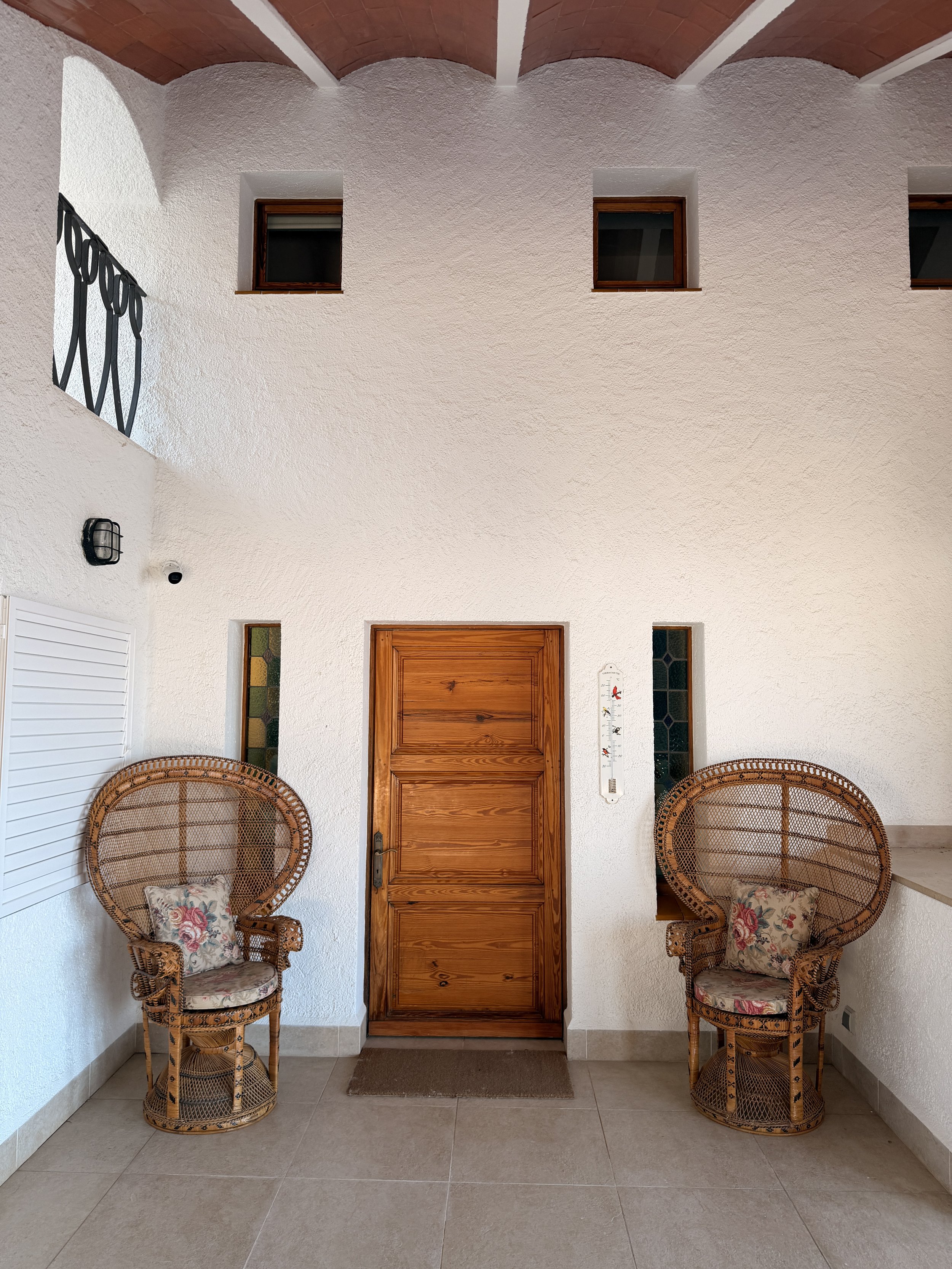 Entrada principal bajo el porche de la exclusiva casa de alquiler Ca la Nuri en la playa del Lané en Cadaqués.
