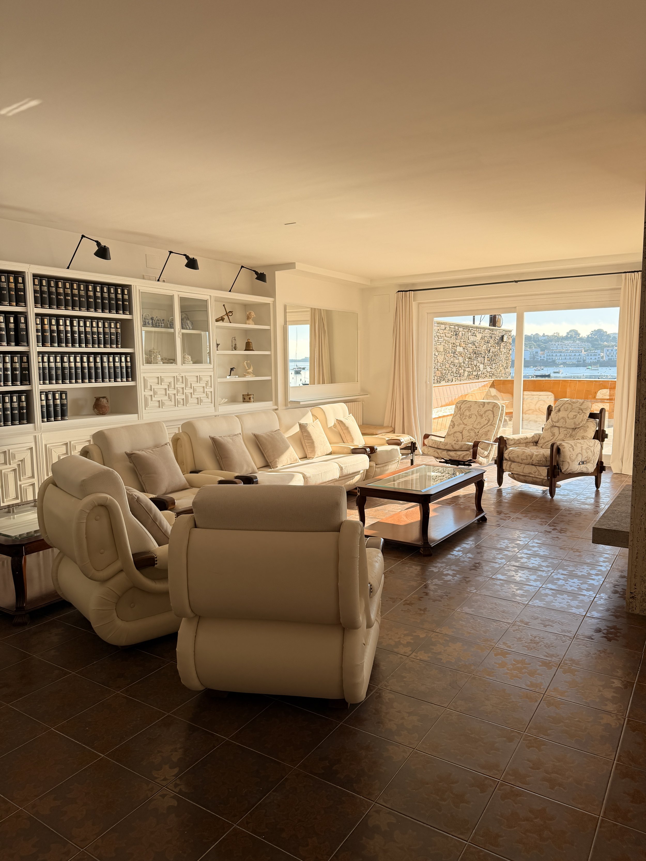 Amplia sala de estar - comedor con magníficas vistas al mar desde todas sus ventanas en la casa de alquiler Ca la Nuri - Cadaqués 