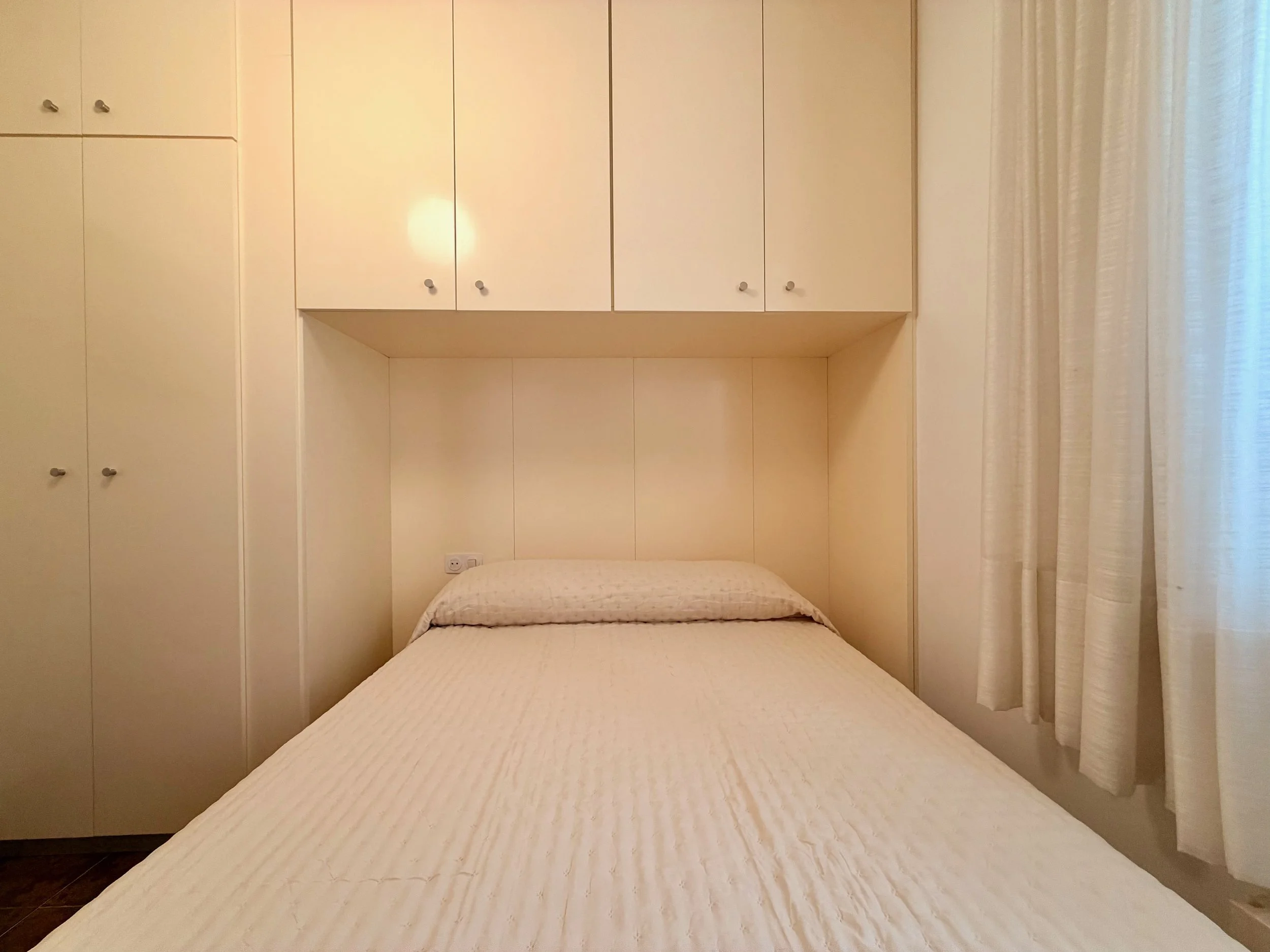 Habitación doble con baño propio en Ca la Nuri - Cadaqués. Vistas al jardín interior. Cerca de la cocina y areas de servicio.
