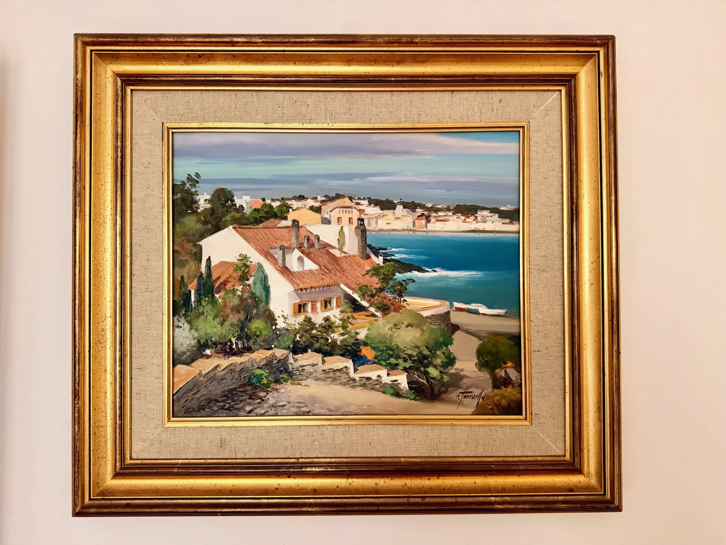 Habitación doble con baño propio en Ca la Nuri - Cadaqués. Vistas al jardín interior. Cerca de la cocina y areas de servicio. Cuadro de Cala Nuri en primer plano.