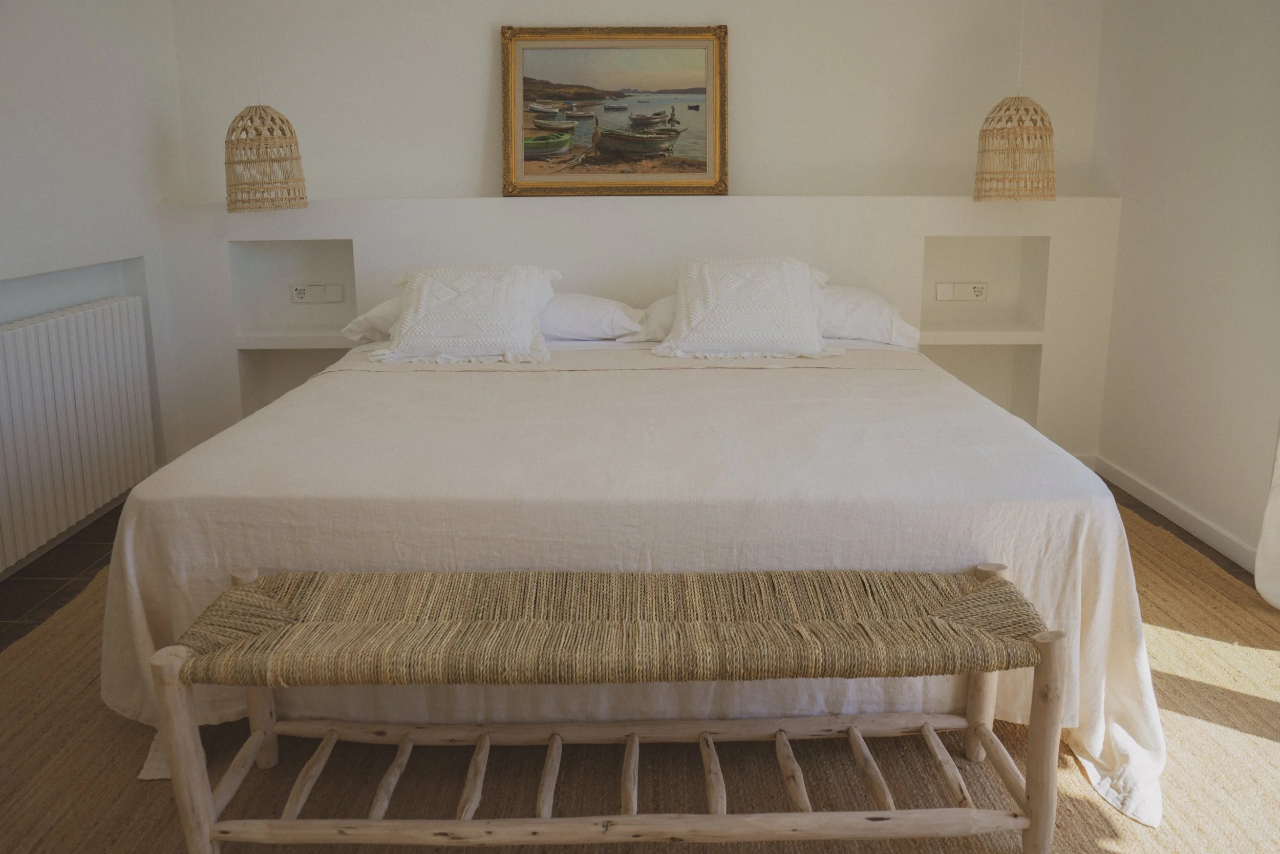 Habitación selecta y con encanto en la exclusiva casa de alquiler Ca la Nuri Cadaqués a primera línea de mar.